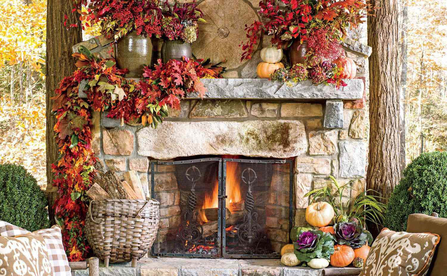 Autumn Fireplace 桌布 壁紙 — 石頭壁爐劈啪作響，溫暖宜人，秋葉、南瓜和葫蘆裝飾著壁爐架和爐床。