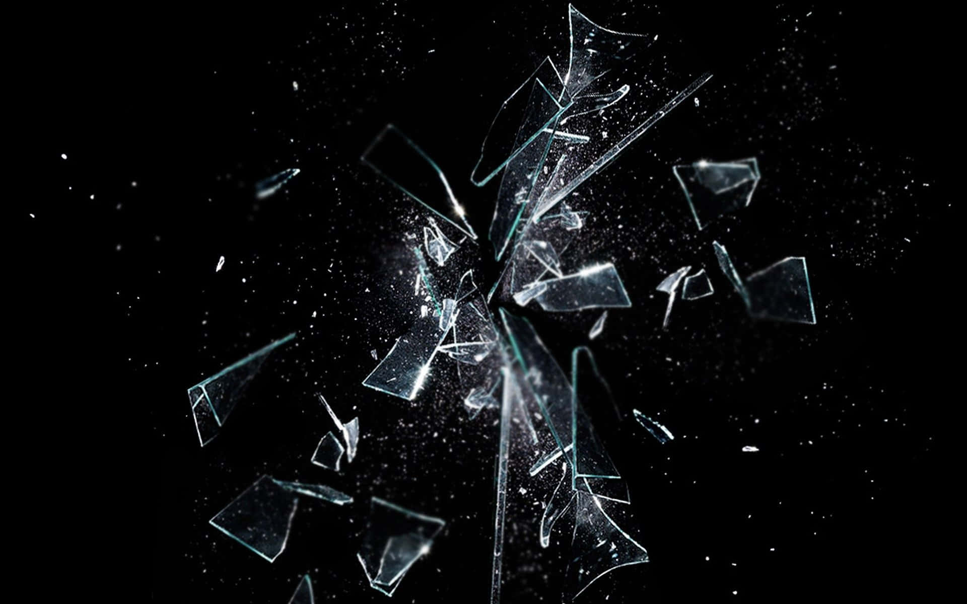 Fracture Glass 桌布 壁紙 — 破碎的玻璃碎片向外爆炸，背景為純黑色，邊緣鋒利，閃爍著亮點。