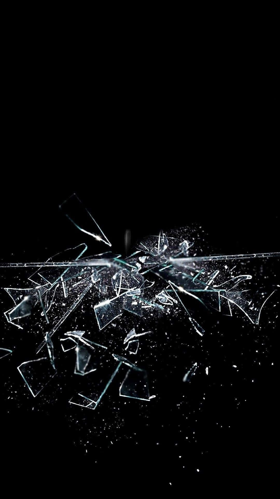 iPhone 桌布 壁紙 — 破碎的玻璃碎片在純黑色背景上爆炸，邊緣鋒利，閃爍著高光。