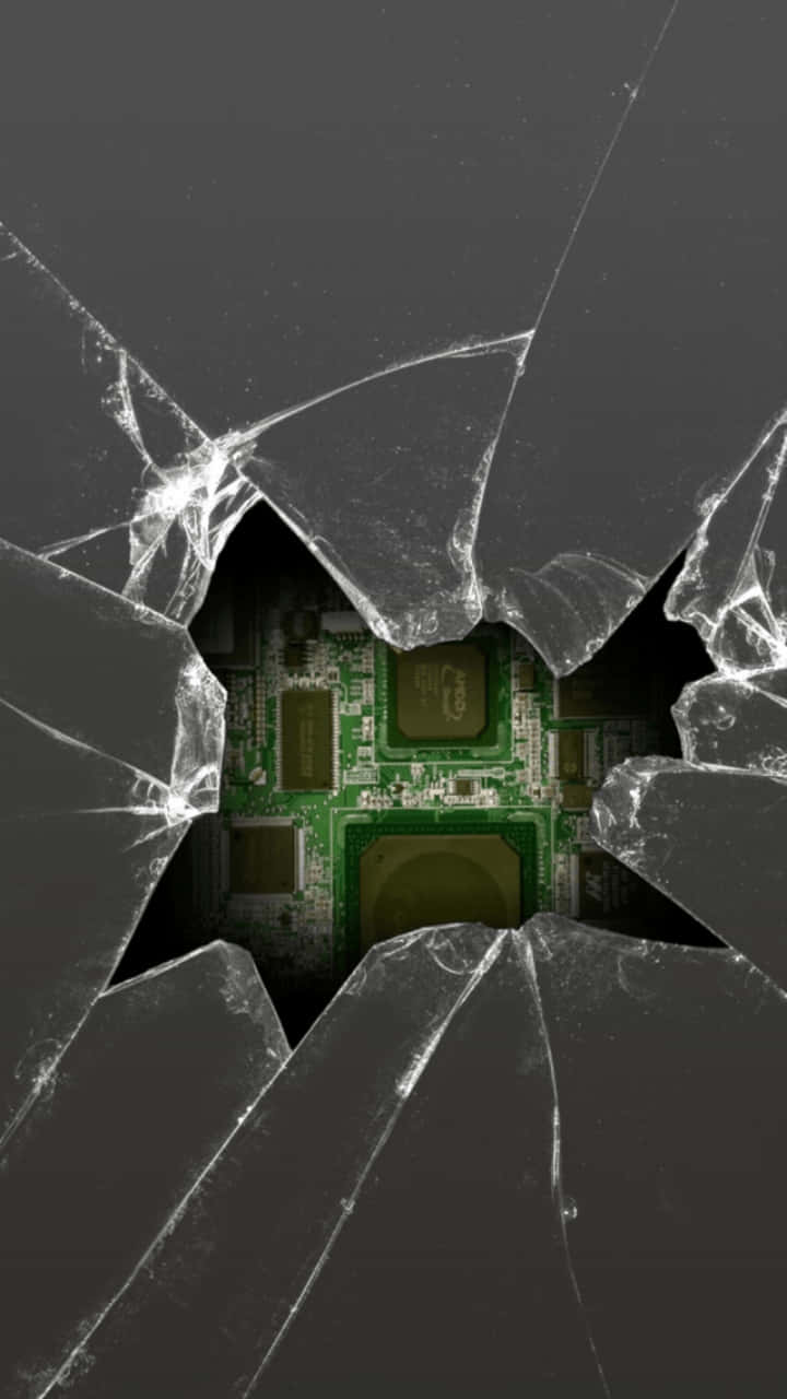 iPhone 桌布 壁紙 — 破碎的玻璃表面下方顯露出綠色電路板，呈現出鮮明的數位科技美學。