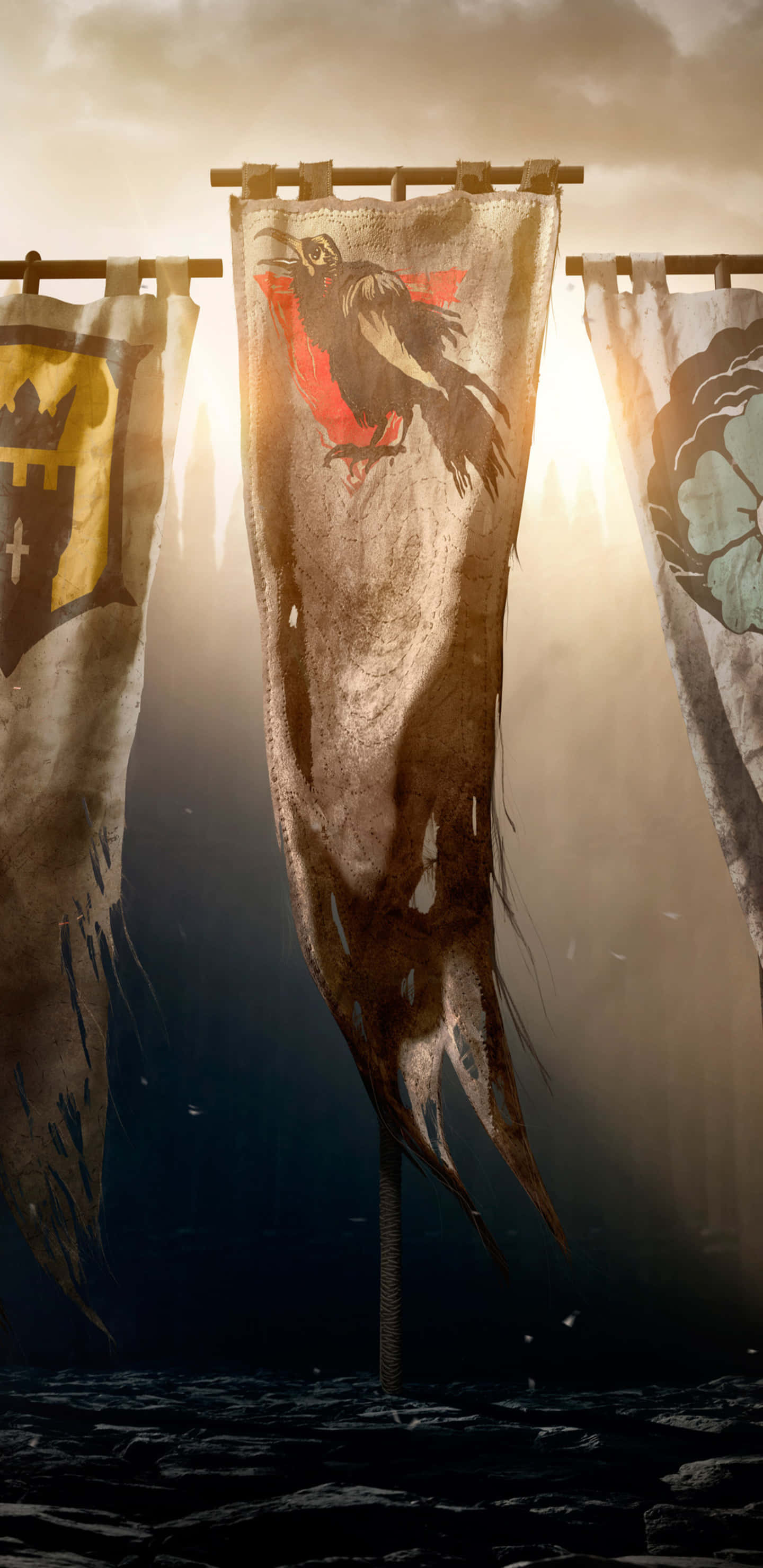 For Honor 桌布 壁紙 — 破舊的中世紀旗幟帶有紋章符號，掛在黑暗水域上戲劇性的日落天空前。