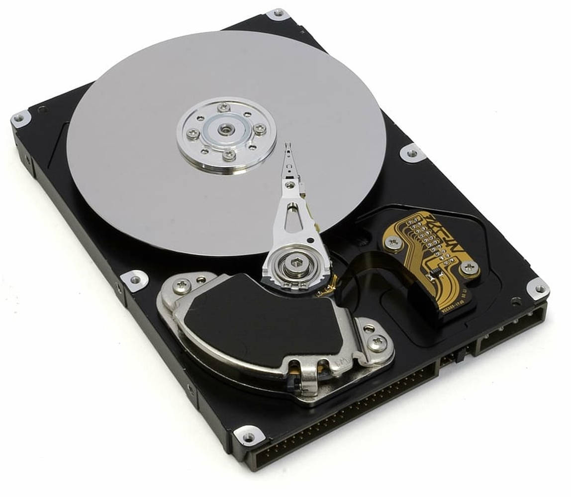 Hard Drive 桌布 壁紙 — 硬碟機內部組件外露，顯示旋轉碟片、讀寫頭及電路板。