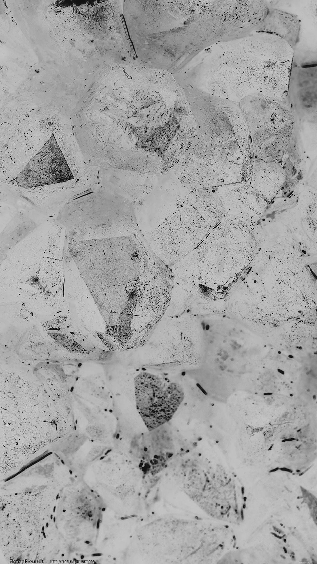 White Texture 桌布 壁紙 — 碎裂冰塊的黑白特寫，帶有深色斑點和鋒利邊緣。