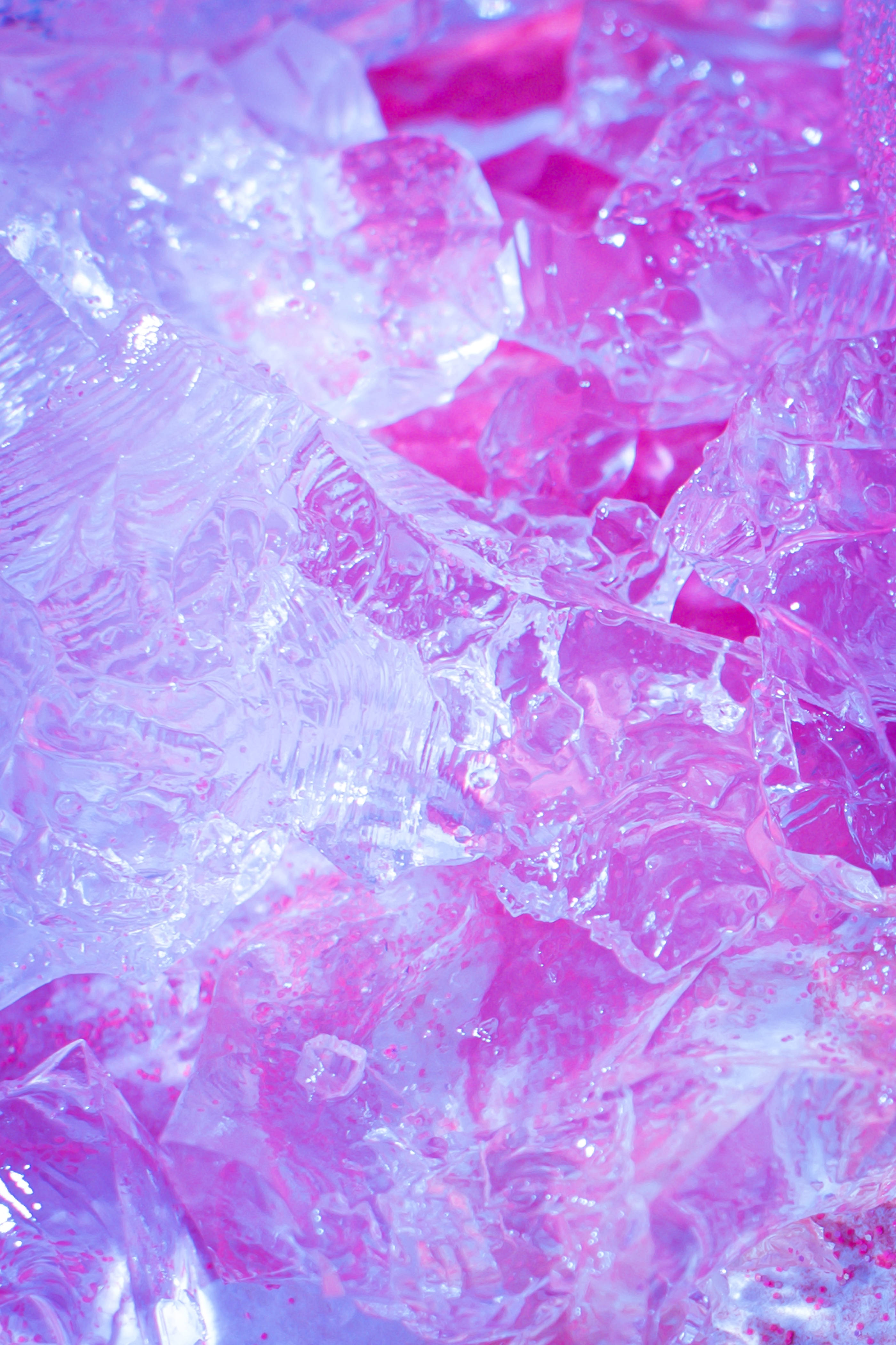 Purple Crystal 桌布 壁紙 — 碎裂冰晶在柔和光線下散發出充滿活力的粉紅色和紫色色調的特寫。