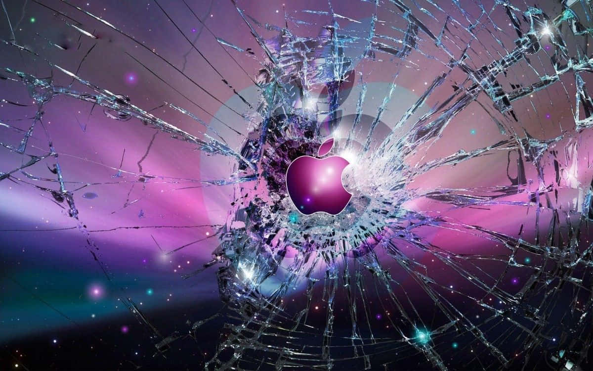 Mac 桌布 壁紙 — 碎裂玻璃效果從發光的蘋果標誌向宇宙紫色和藍綠色星空放射。