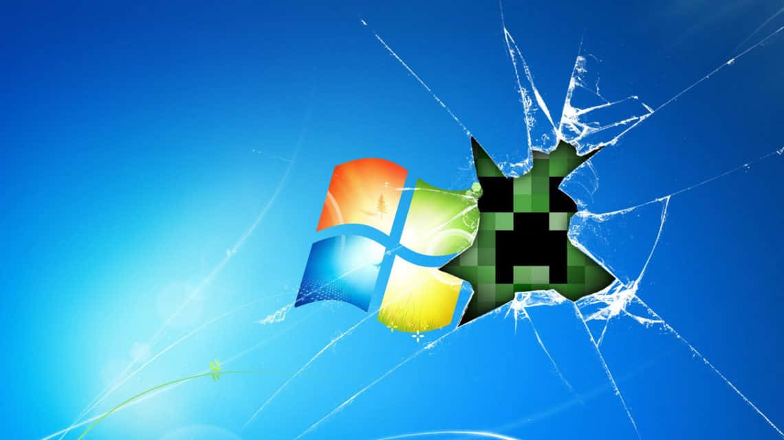 Screen 桌布 壁紙 — 碎裂玻璃效果揭示了一個像素化的綠色爬行者，突破標誌性的Windows標誌，背景是明亮的藍色漸變。