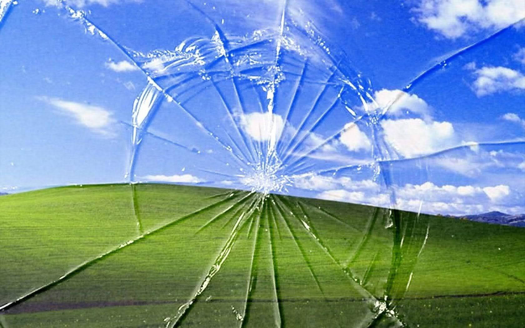 Screen 桌布 壁紙 — 碎裂玻璃的視野展現出在明亮藍天和蓬鬆白雲下的翠綠田野。