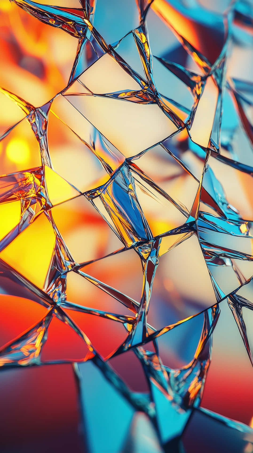 A close-up of broken glass reflecting vivid warm and cool tones 壁紙 — 碎裂玻璃碎片的特寫，將火熱的橙色和冷藍色光折射成萬花筒般的抽象圖案。