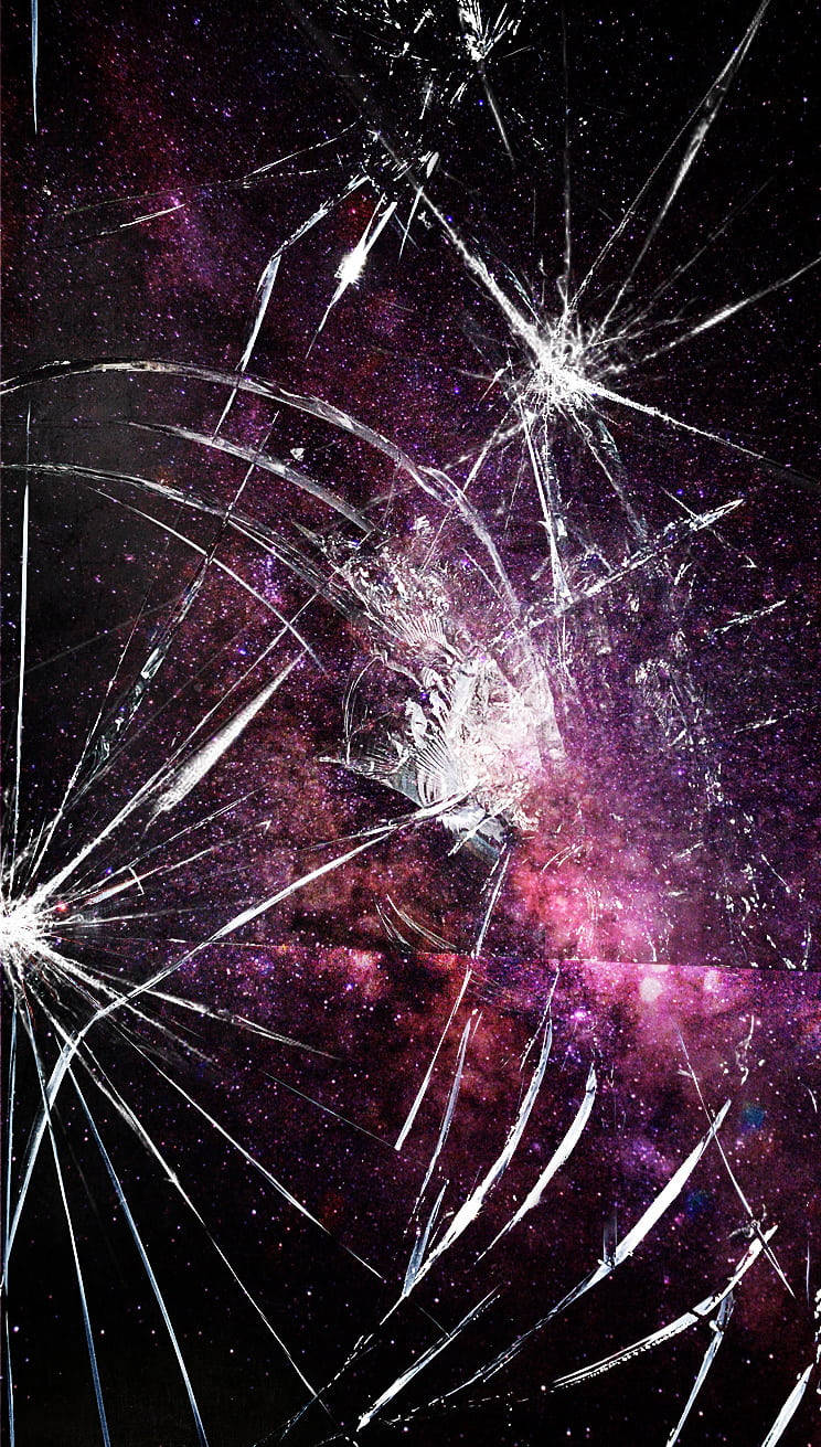 太空 桌布 壁紙 — 碎裂的玻璃覆蓋層在繁星點點的黑色天空中，展現出充滿活力的紫色和粉紅色宇宙星雲。