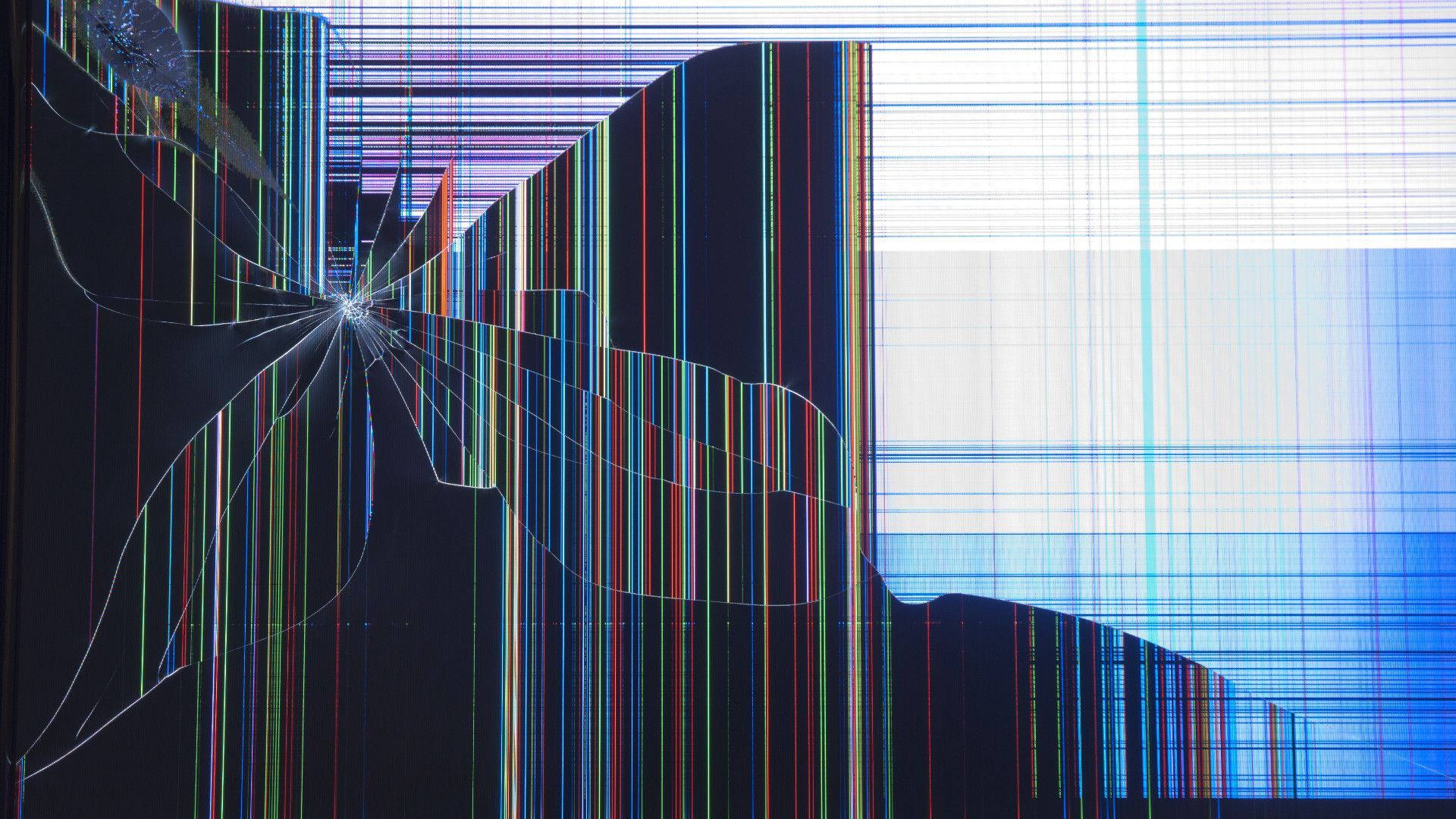 Screen 桌布 壁紙 — 碎裂的螢幕顯示出鮮豔的垂直彩色條紋，背景為深色，右側有一扇明亮的窗戶。