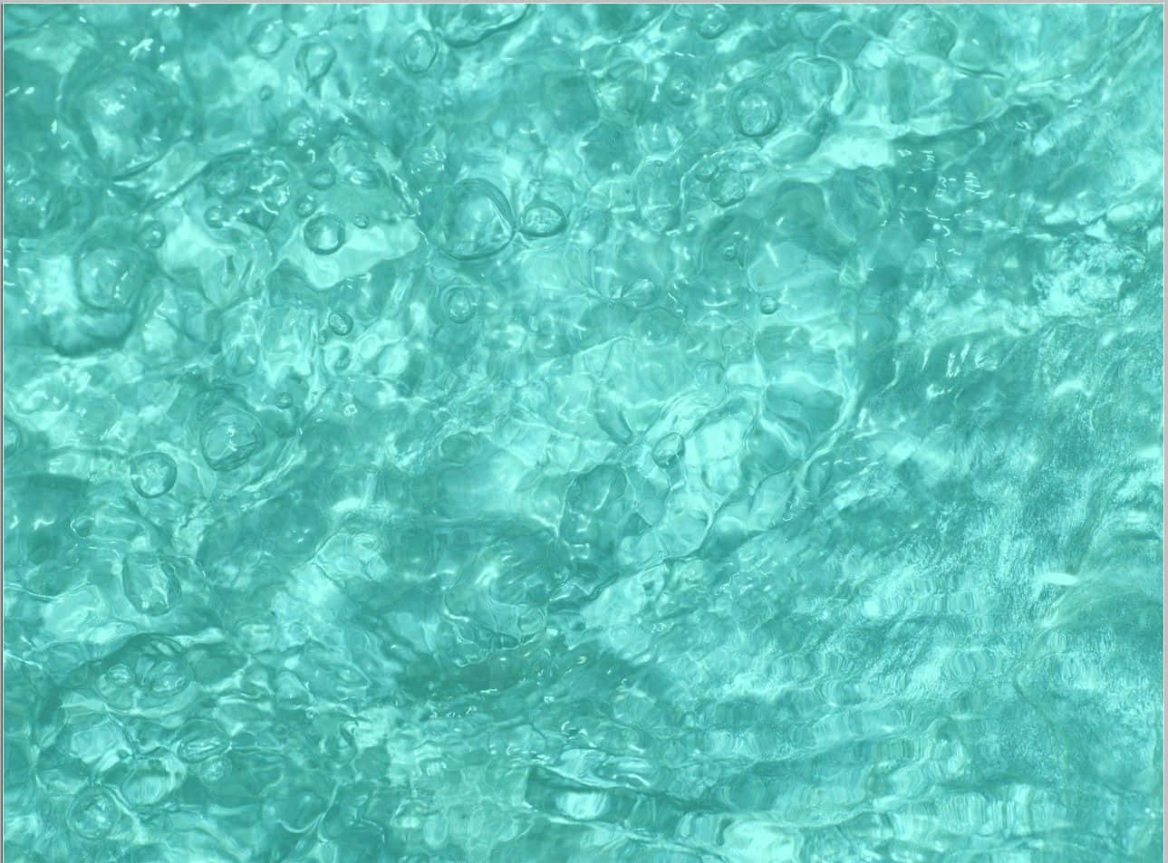 Aqua Green 桌布 壁紙 — 碧綠水面泛起漣漪波浪，散落氣泡反射光線。