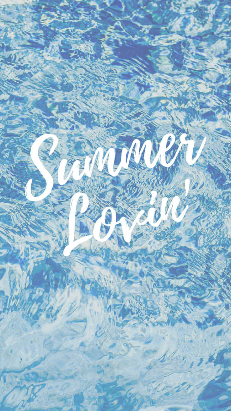 Trendy Summer iPhone 桌布 壁紙 — 碧綠泳池水的漣漪在燦爛陽光下閃爍，並有白色草書文字寫著 Summer Lovin'。