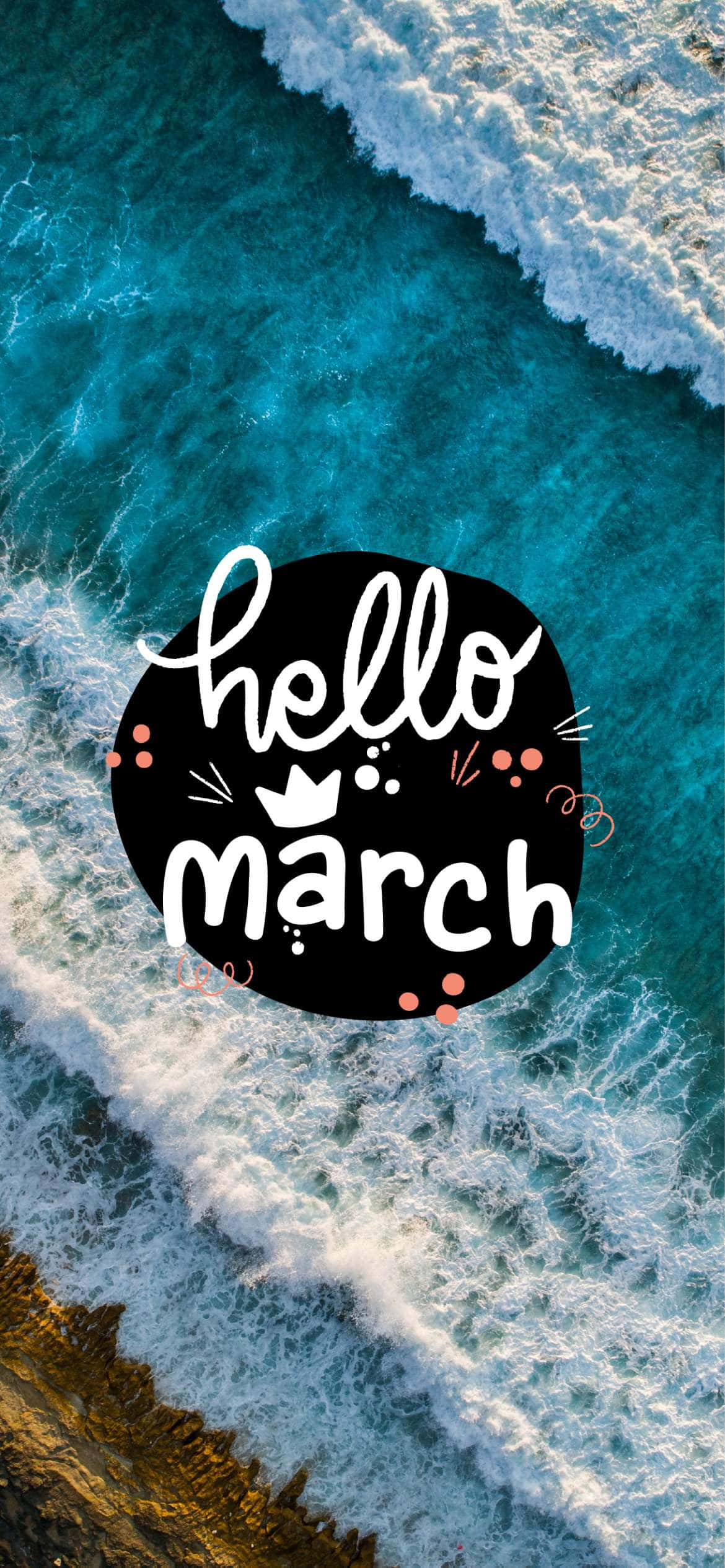 March 桌布 壁紙 — 碧綠海洋波浪拍打金色海岸的鳥瞰圖，帶有「hello march」文字疊加。