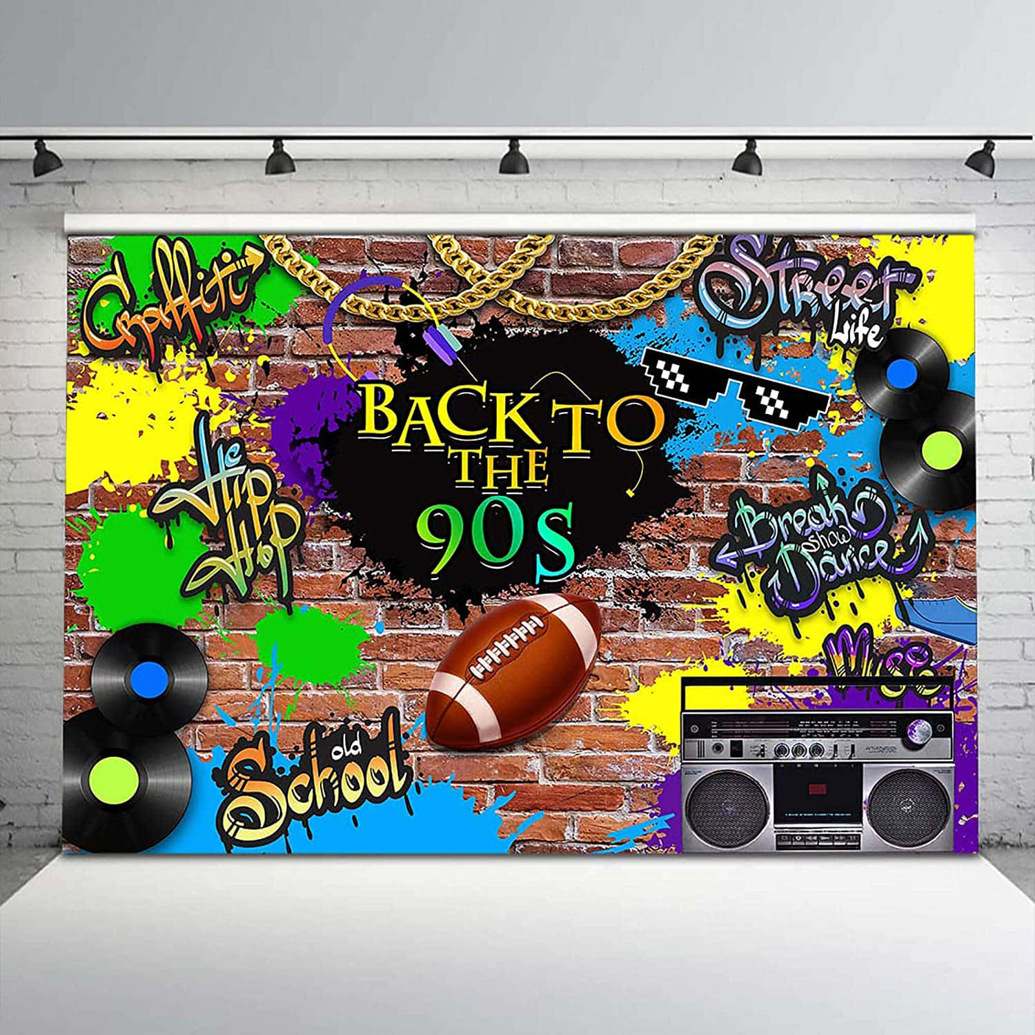 Retro 桌布 壁紙 — 磚牆上充滿活力的90年代塗鴉壁畫，特色是手提音響、足球唱片和鏈條，搭配大膽的潑濺色彩。