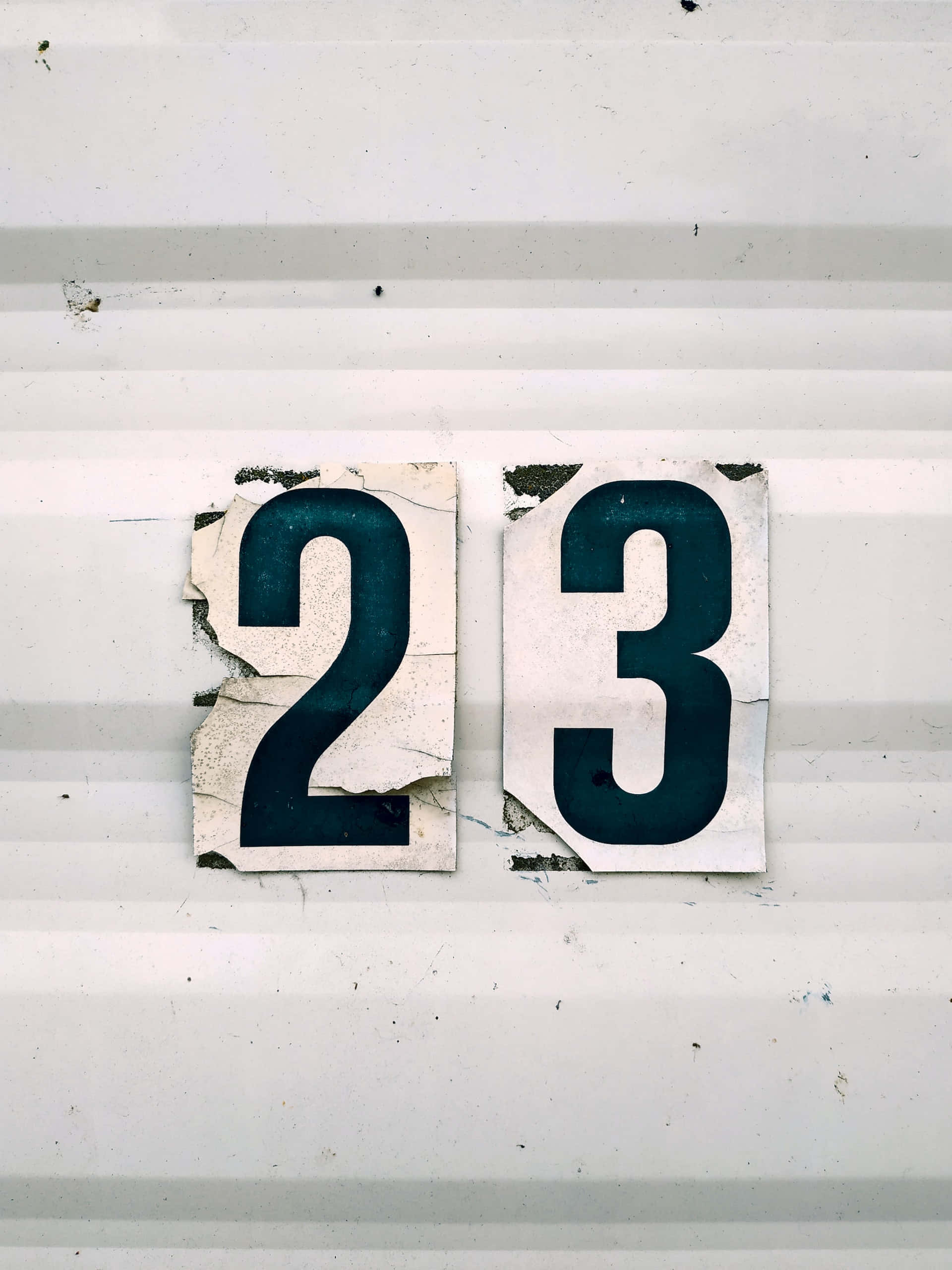 Number 桌布 壁紙 — 磨損撕裂的數字貼紙23從波紋金屬表面剝落，顯示風化紋理和褪色油漆。