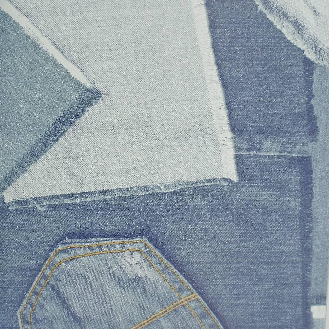 Denim 桌布 壁紙 — 磨損牛仔布料的特寫，邊緣磨損，可見用金線縫製的後袋。