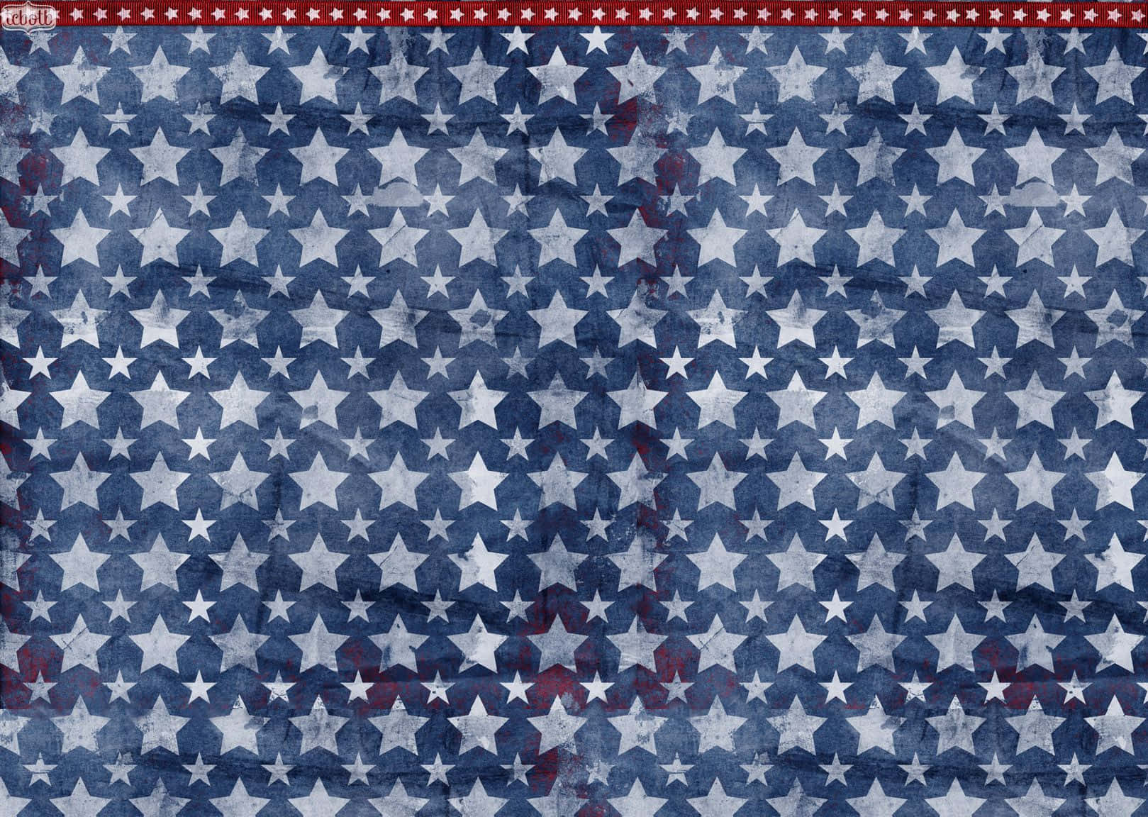 Cute 4th Of July 桌布 壁紙 — 磨損的愛國旗幟，褪色的藍色背景上有白色星星和紅色條紋，顯示磨損和質感。