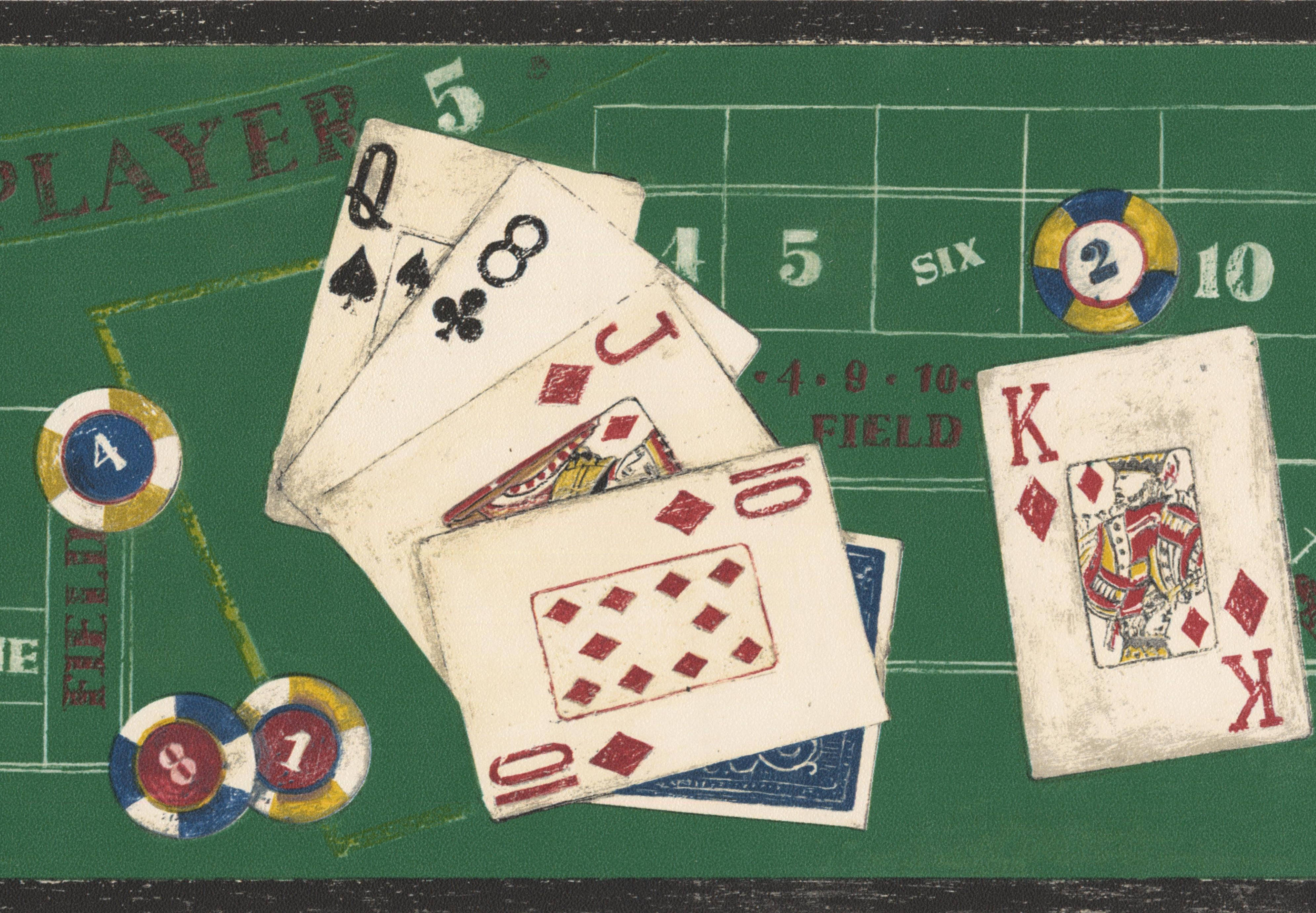 Poker 桌布 壁紙 — 磨損的撲克牌和色彩繽紛的賭場籌碼散落在一個帶有褪色標記的綠色擲骰桌上。