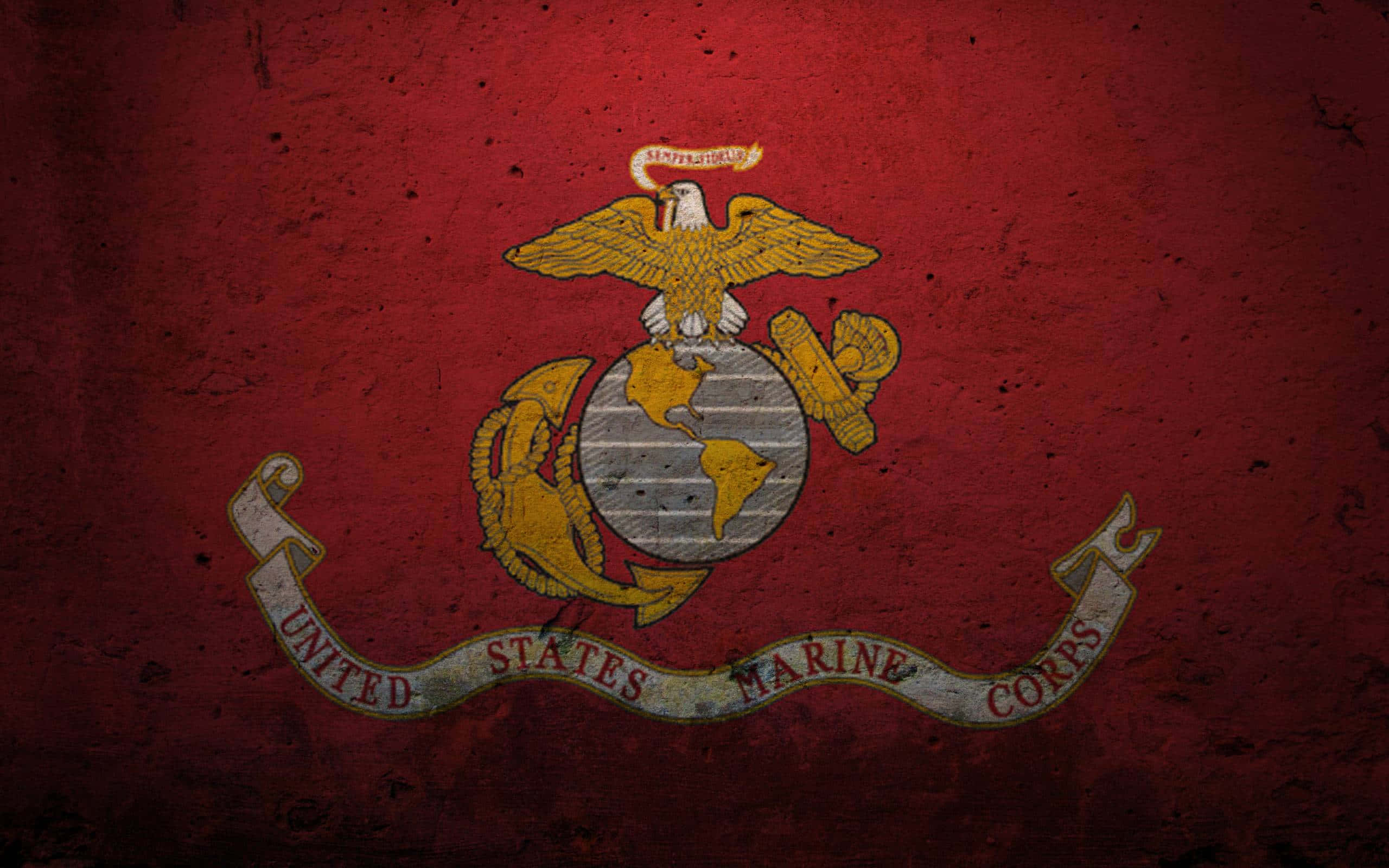 Usmc 桌布 壁紙 — 磨損的美國海軍陸戰隊紅色旗幟，上面有金色鷹、地球和錨的徽章，布料有紋理。