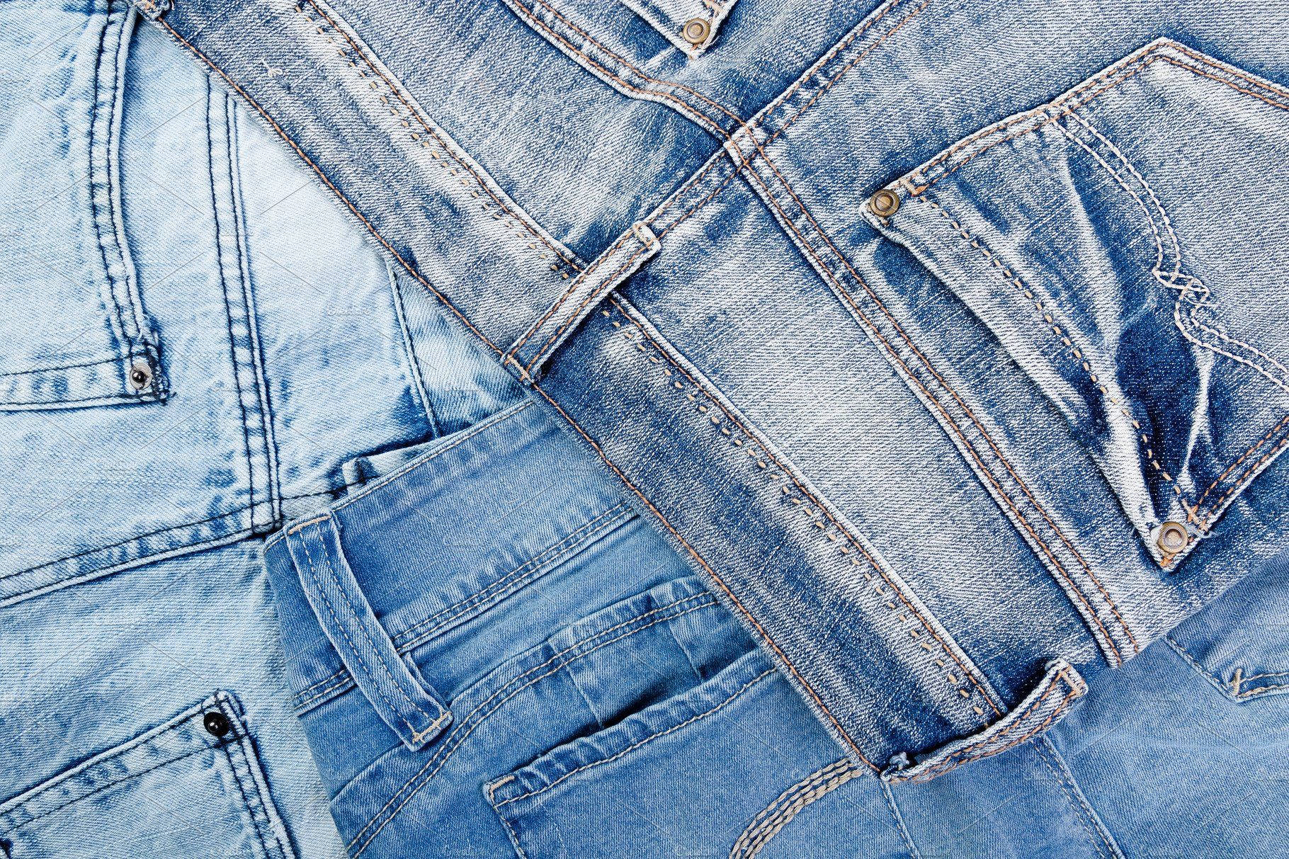 Denim 桌布 壁紙 — 磨損的藍色牛仔褲特寫，顯示詳細的縫線、口袋和褪色質感。