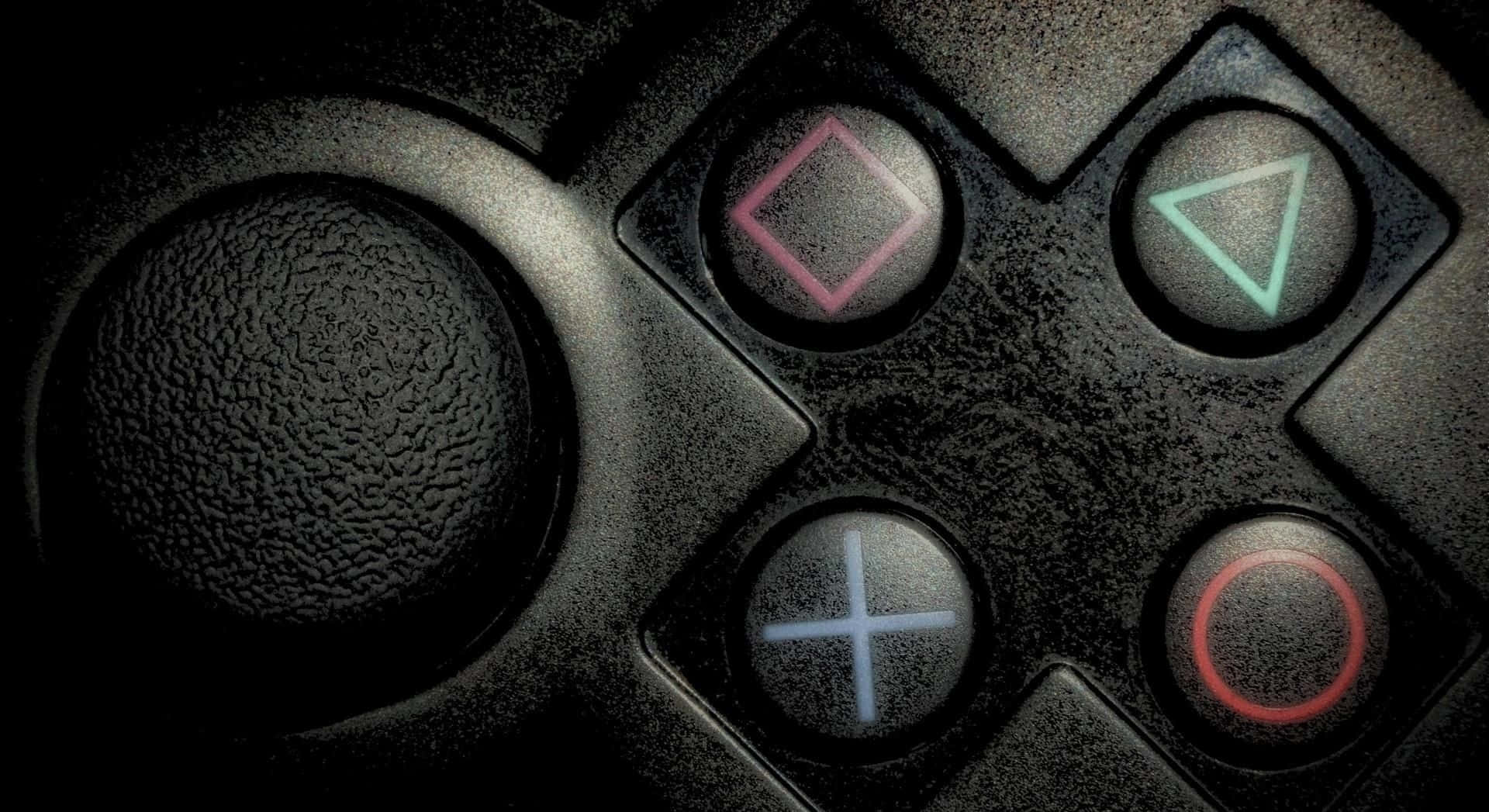 PlayStation 桌布 壁紙 — 磨損的黑色遊戲控制器特寫，帶有發光的方向按鈕，顏色有粉紅、綠、藍和紅。