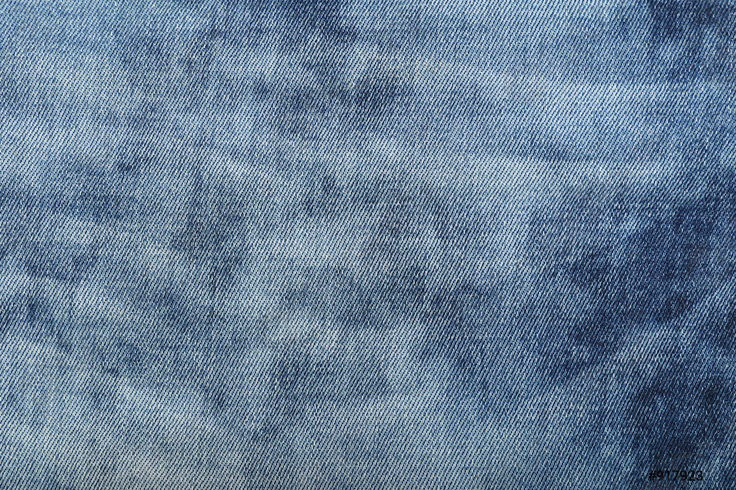 Denim Blue 桌布 壁紙 — 磨損藍色牛仔布料的特寫，帶有褪色圖案和可見的縫線質感。