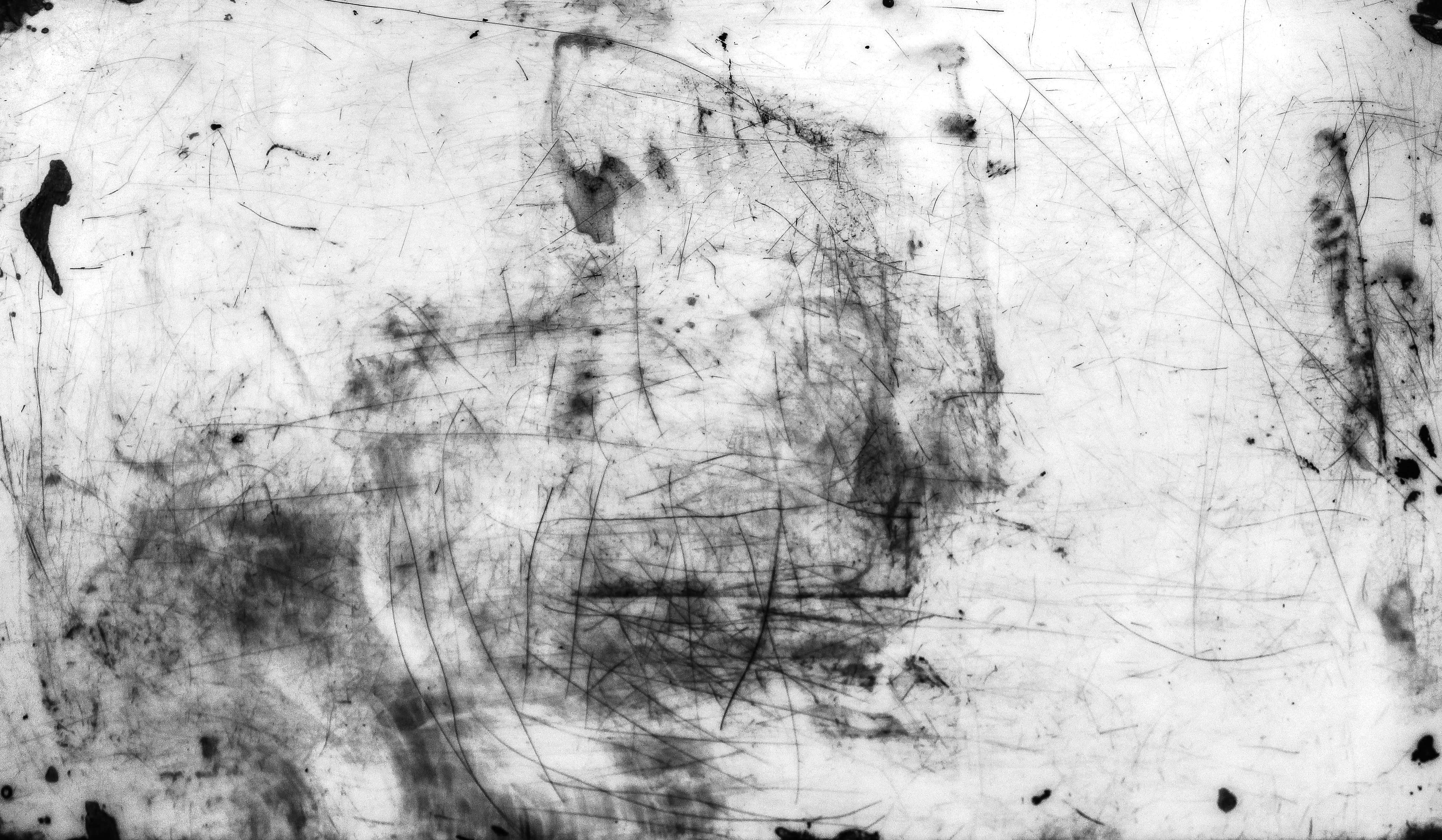 Black And White Abstract 桌布 壁紙 — 磨損表面上的粗糙單色抽象紋理，帶有刮痕、污跡和墨水飛濺。