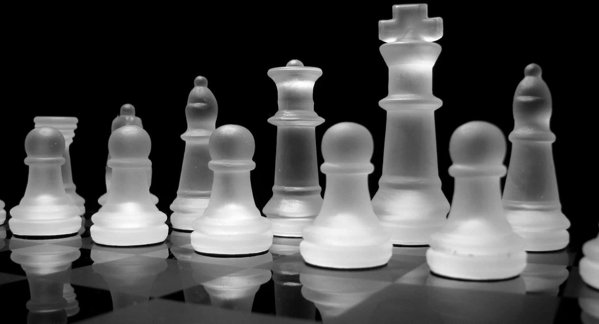 西洋棋 桌布 壁紙 — 磨砂玻璃西洋棋棋子排成一排，放在黑色背景的反射表面上。