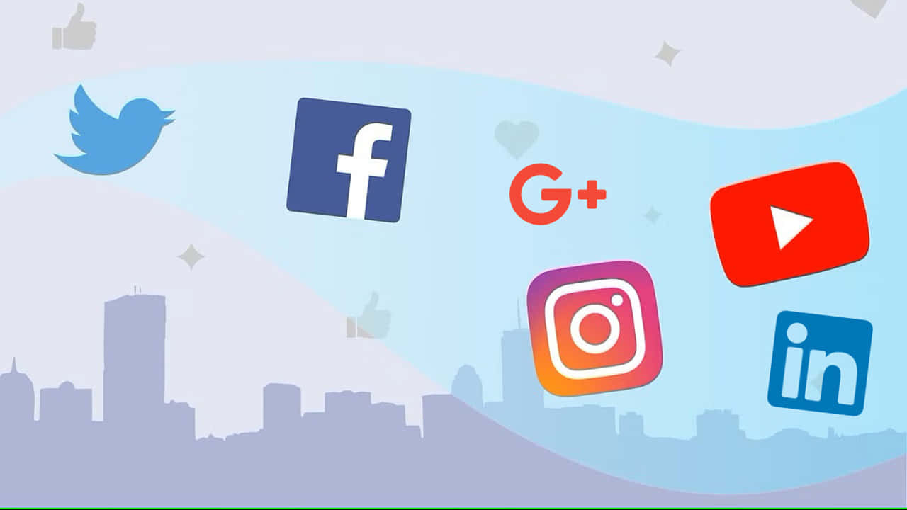 Social Media Logos 桌布 壁紙 — 社交媒體圖示漂浮在風格化的城市天際線之上，背景為柔和的藍色漸變。