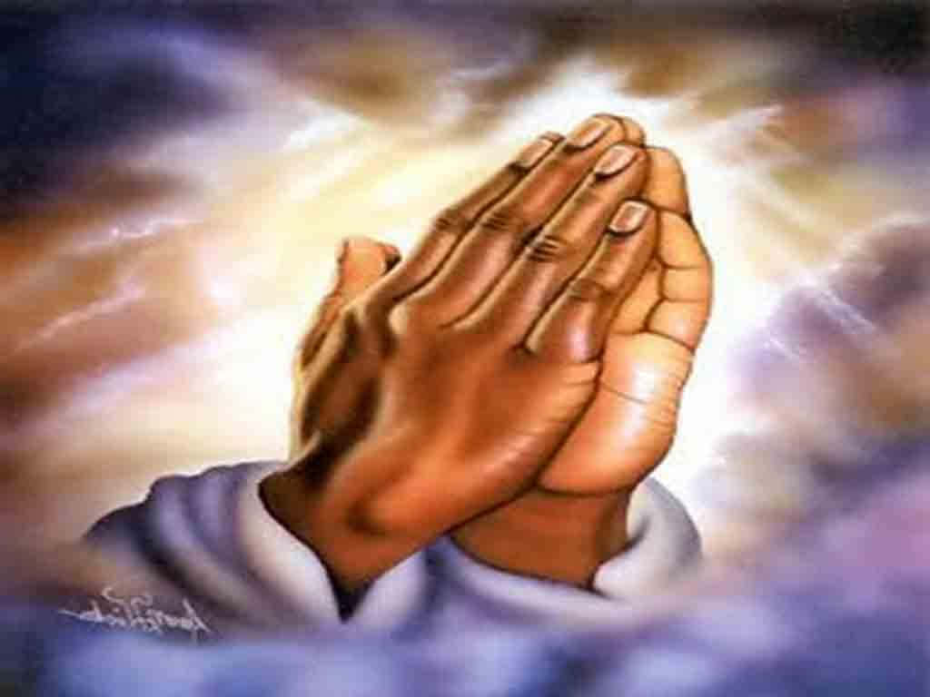 Praying 桌布 壁紙 — 祈禱中緊握的雙手在旋轉的宇宙背景下散發神聖光芒。