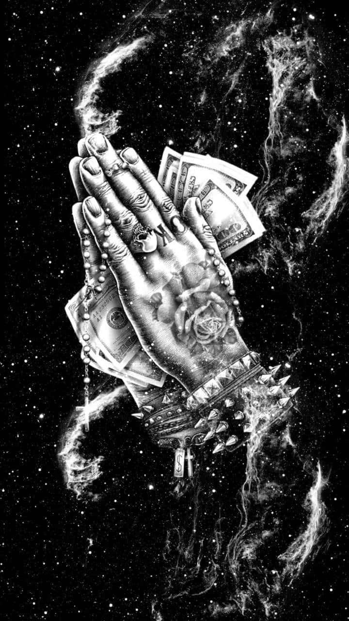 Praying 桌布 壁紙 — 祈禱的手緊握現金和玫瑰經念珠，背景是宇宙星場，星雲環繞。