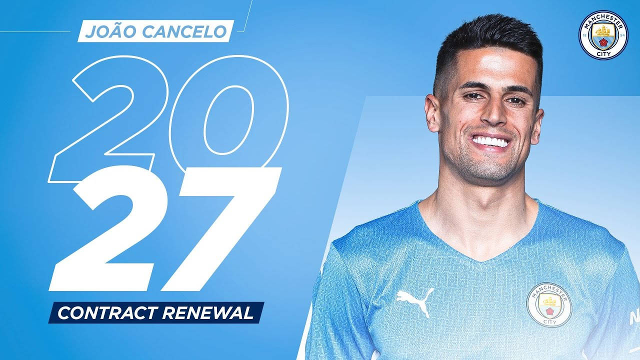 Football Players 桌布 壁紙 — 祖奧·簡斯路身穿曼城球衣，在藍色背景上帶有「2027 Contract Renewal」文字微笑。