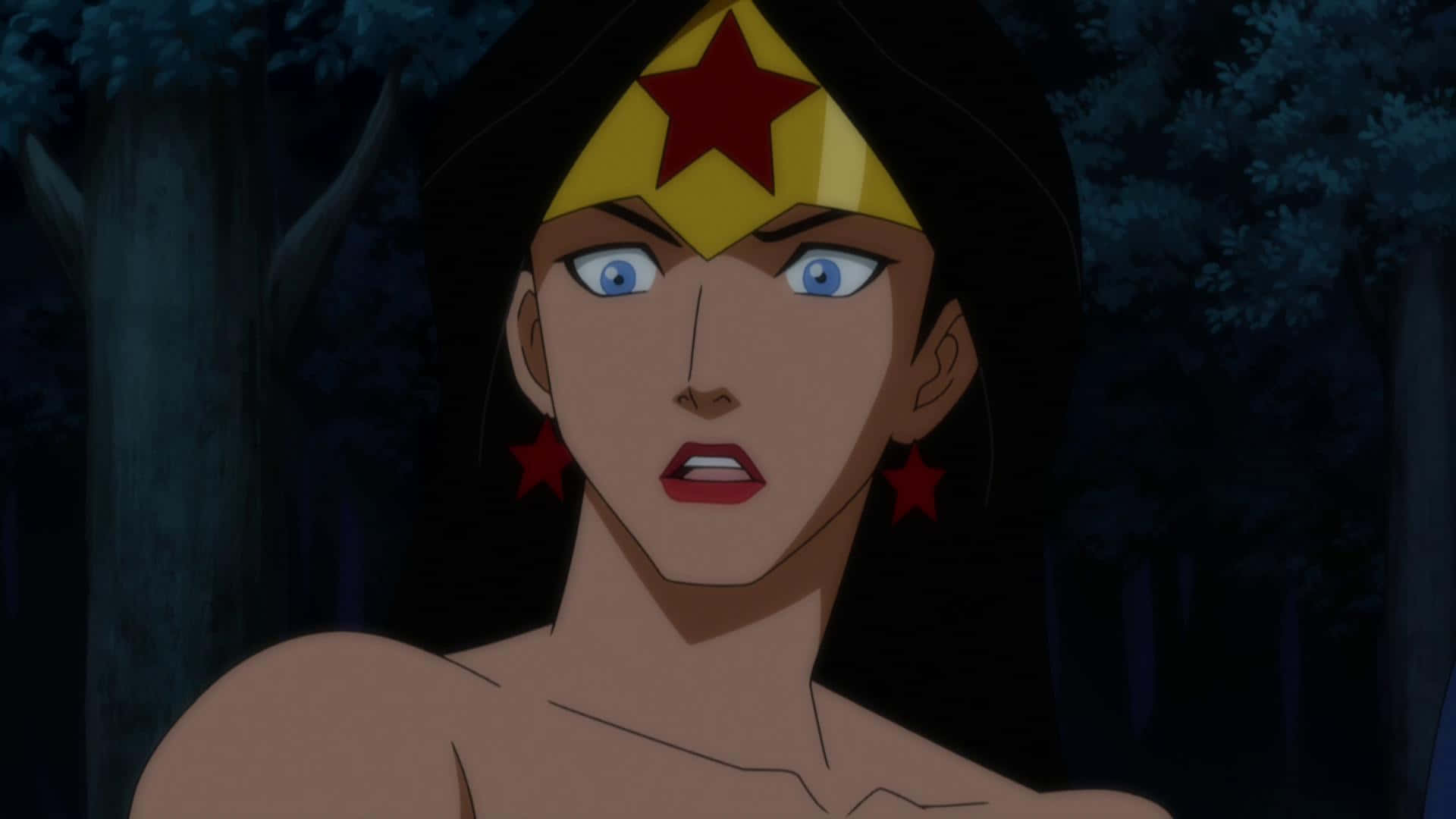 Justice League Doom 桌布 壁紙 — 神力女超人在她星星裝飾的頭冠下，以嚴肅的表情凝視著黑暗的森林。