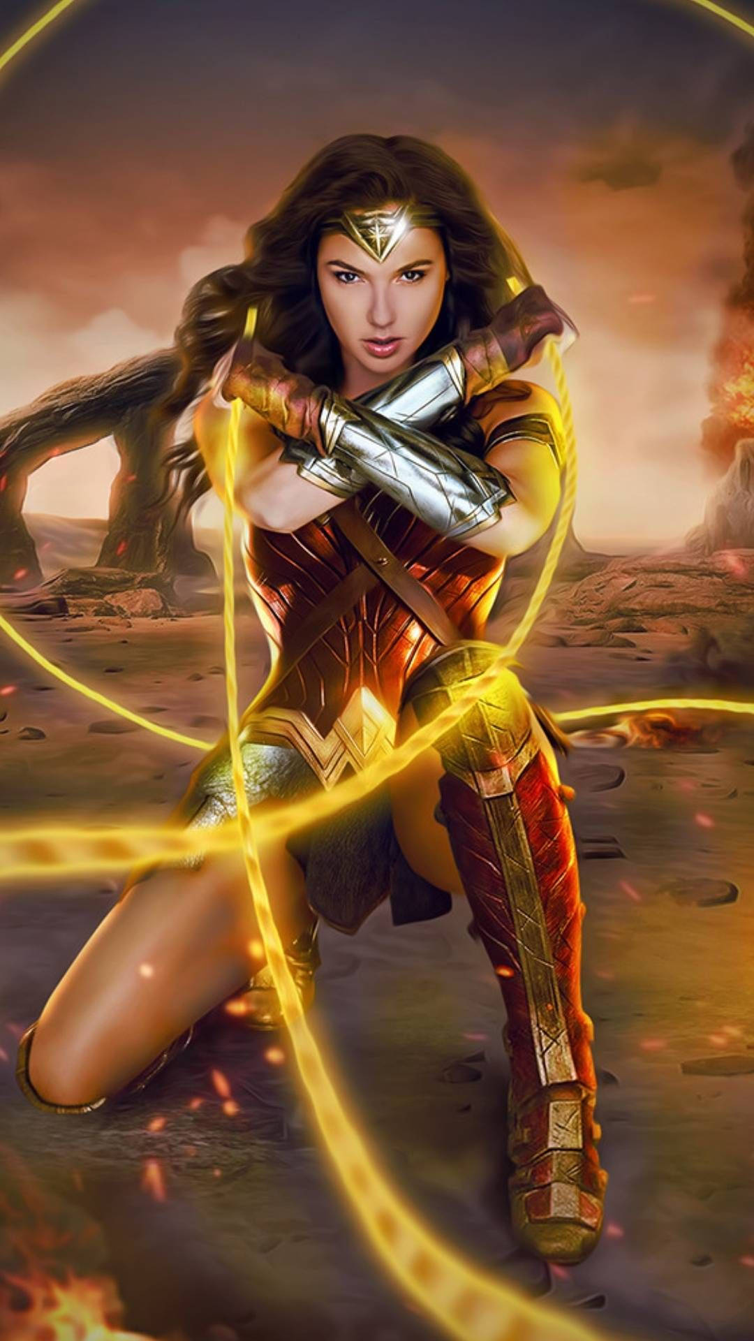 Wonder Woman 桌布 壁紙 — 神力女超人在戲劇性的日落天空下，於熾熱的沙漠廢墟中以金色套索姿態站立。