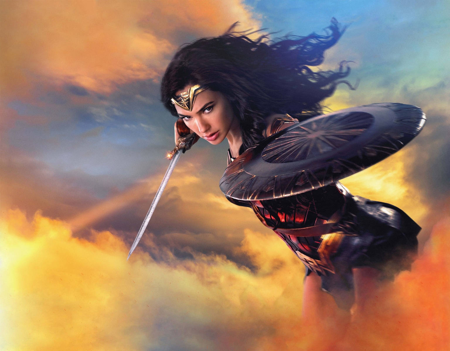 Wonder Woman 桌布 壁紙 — 神力女超人在熾熱的雲層中翱翔，揮舞劍與盾，充滿堅定決心。