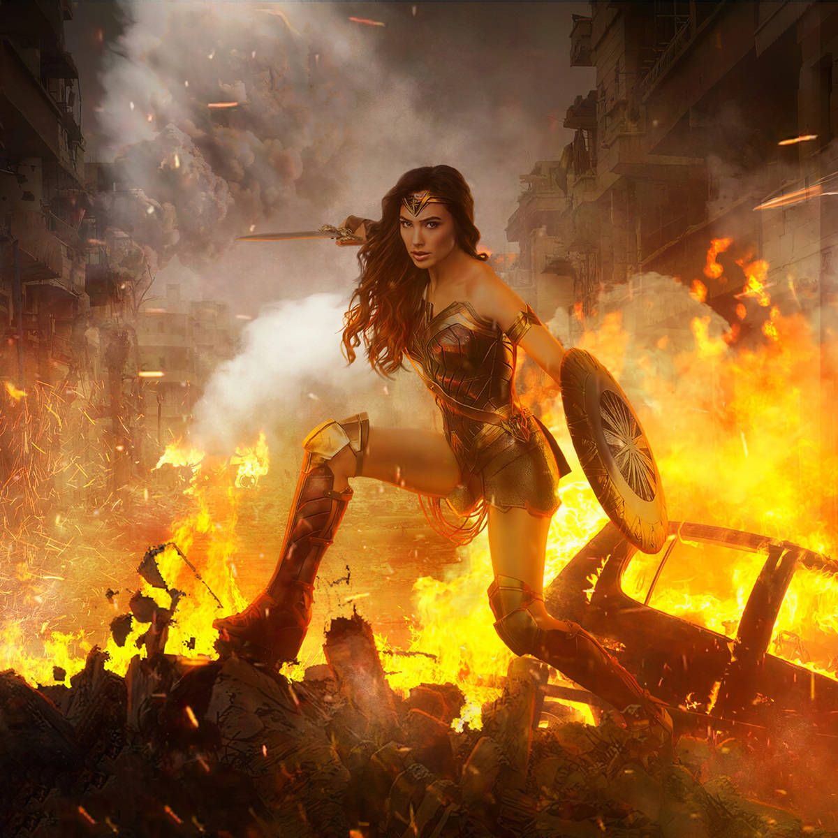 Wonder Woman 桌布 壁紙 — 神力女超人在燃燒的城市街道上挑釁地站著，手持劍和盾牌，火焰和煙霧在她周圍升起。