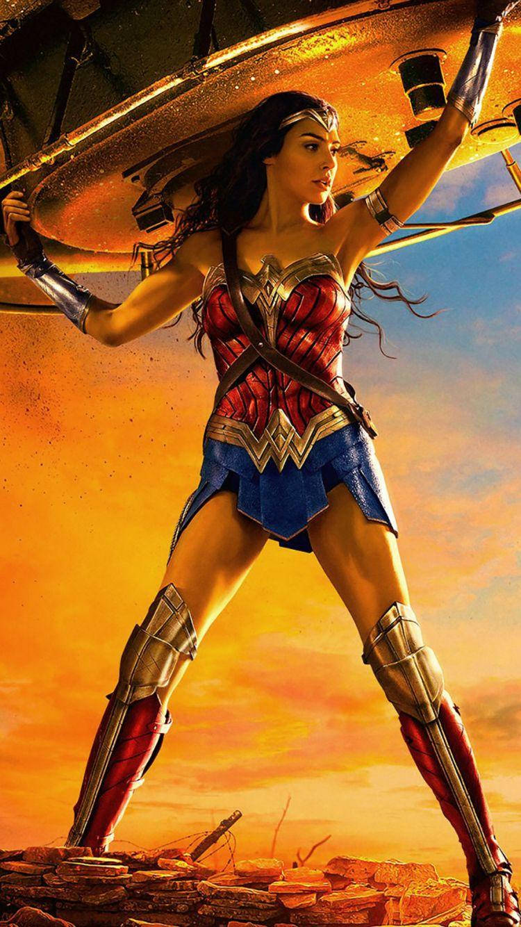 Gal Gadot 桌布 壁紙 — 神力女超人強而有力地握著她的金色套索，背景是熾熱的日落天空。