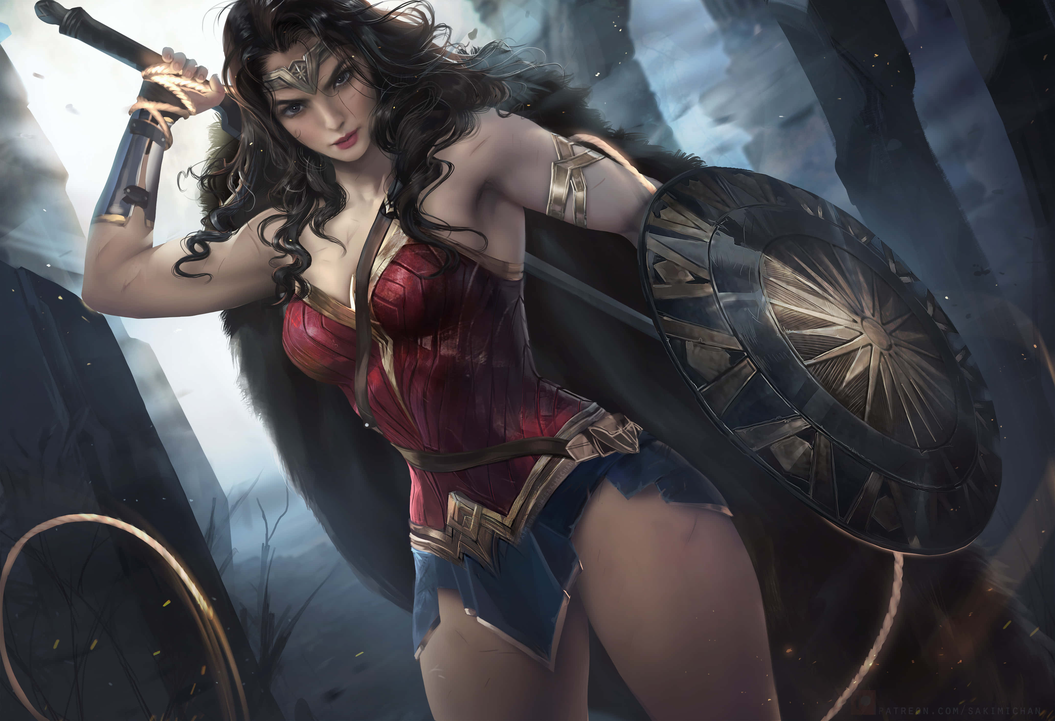 Wonder Woman 桌布 壁紙 — 神力女超人手持劍與盾，在霧氣籠罩的岩石戰場上，戲劇性的燈光下蓄勢待發。