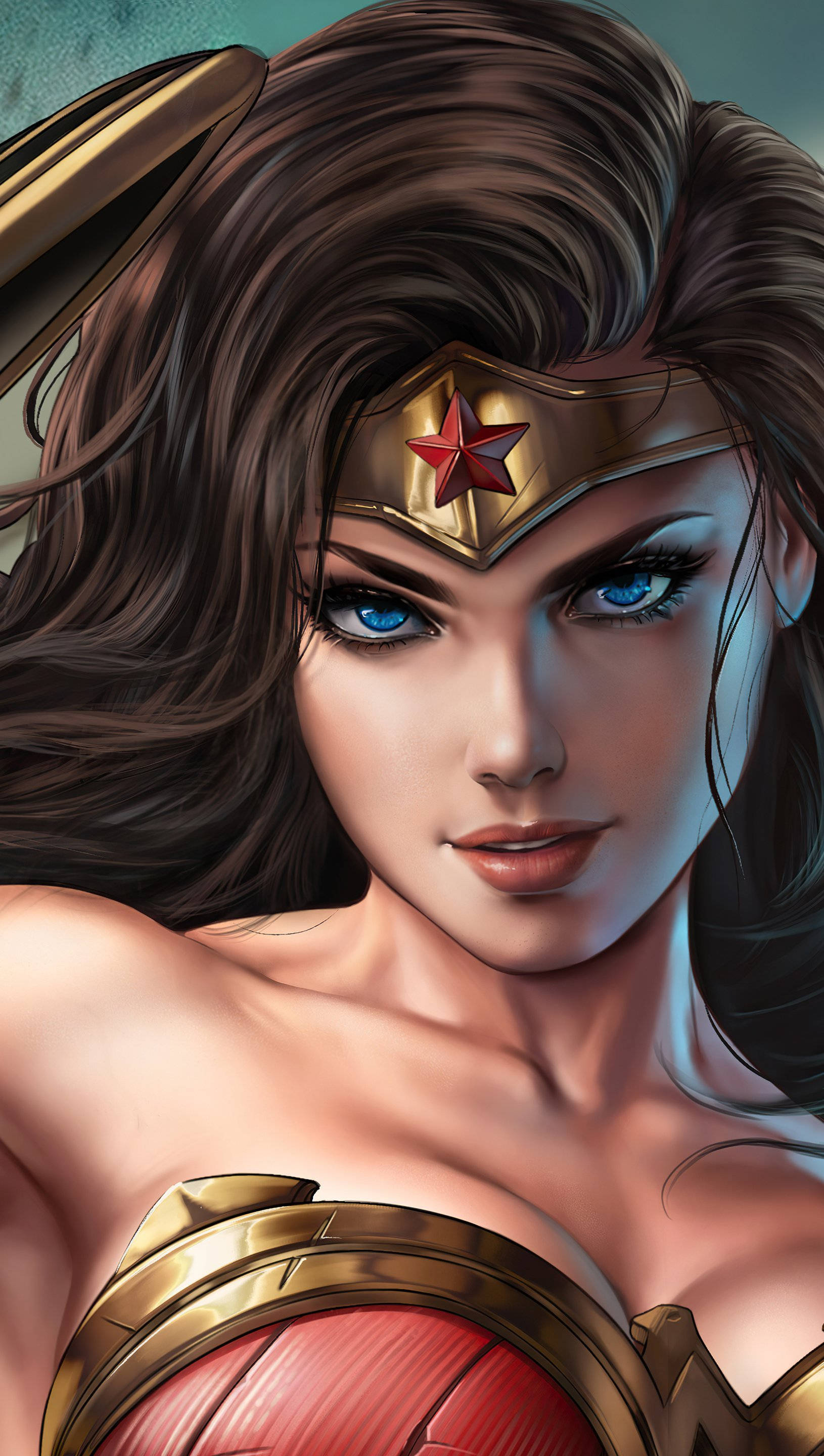 Wonder Woman 桌布 壁紙 — 神力女超人的特寫，擁有強烈的藍色眼睛和飄逸的棕色頭髮，戴著她標誌性的金色頭飾和紅色盔甲。