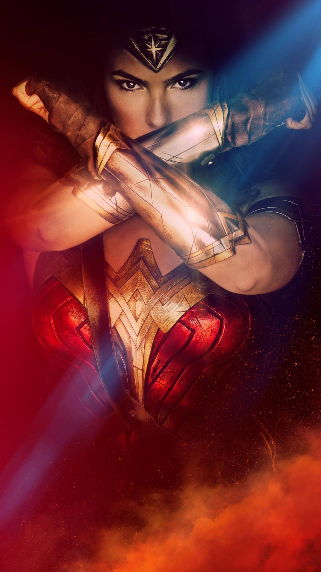 Wonder Woman 桌布 壁紙 — 神力女超人穿著標誌性盔甲，雙臂交叉，挑釁地站在熾熱的紅藍宇宙背景前。