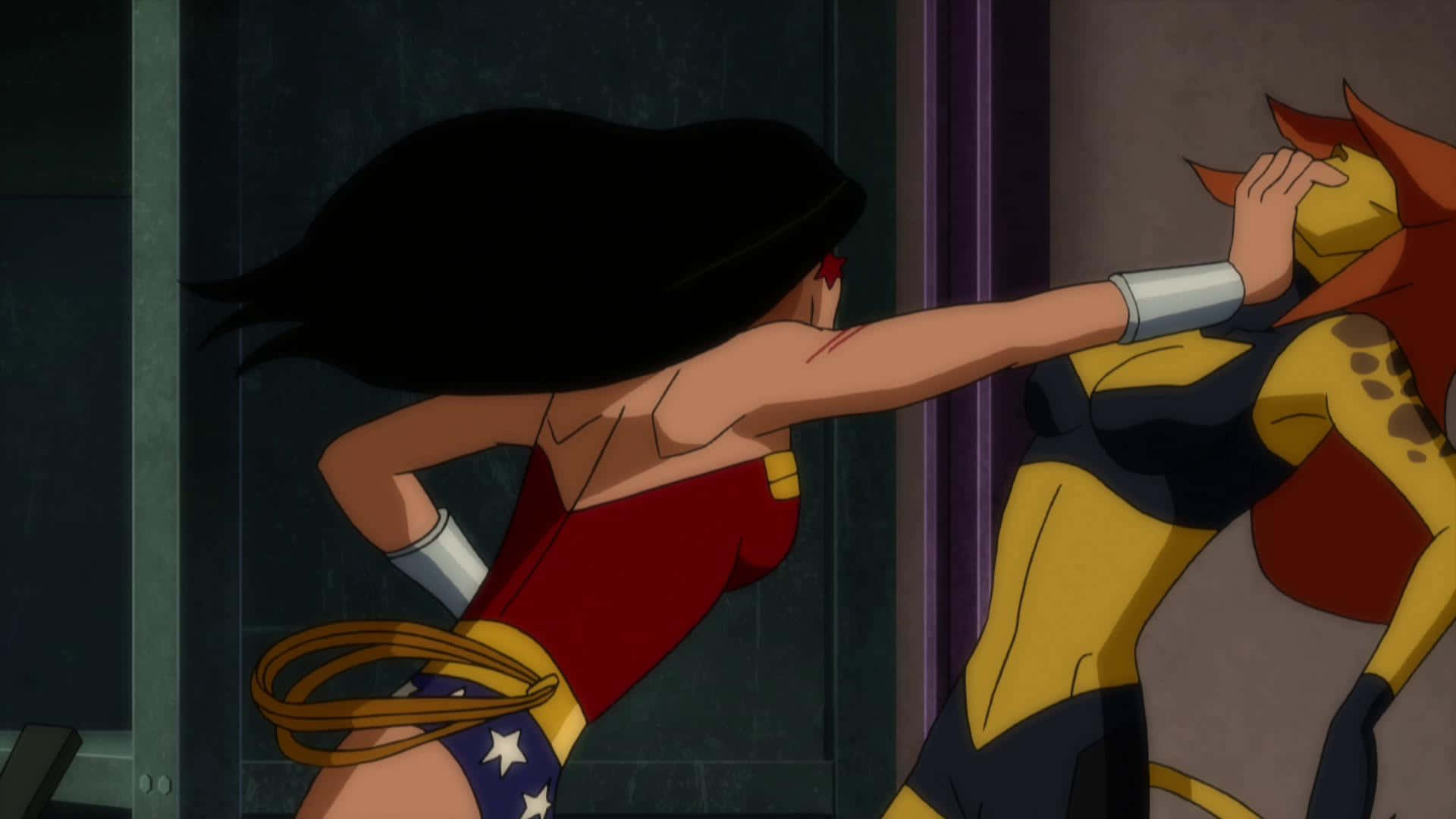 Justice League Doom 桌布 壁紙 — 神力女超人穿著紅藍戰衣，在昏暗的室內環境中向身穿黃黑戰衣的對手揮出強力一拳。