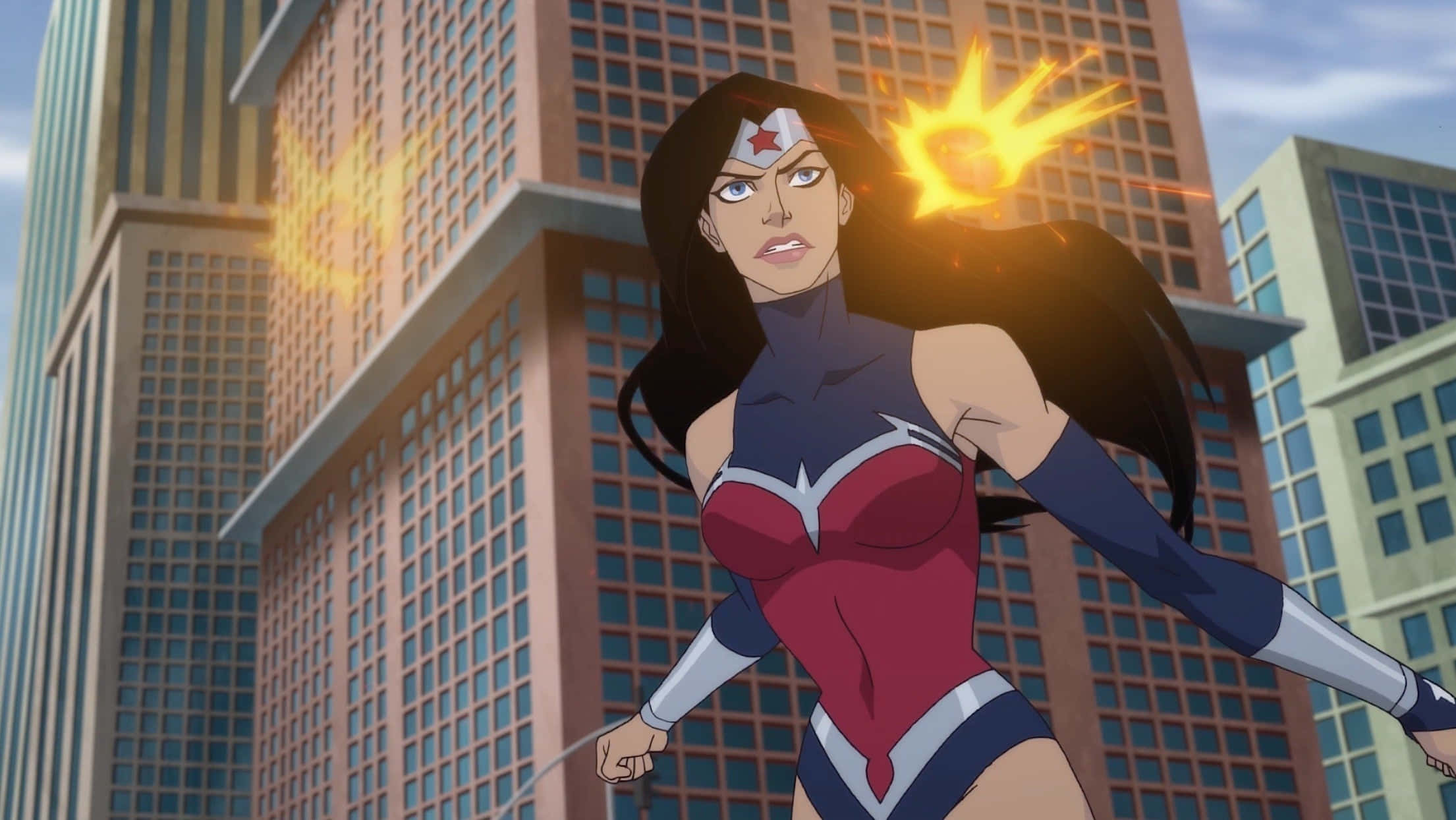 Justice League War 桌布 壁紙 — 神力女超人穿著紅藍服裝，在城市景觀中英勇站立，身後有發光的金色套索能量。