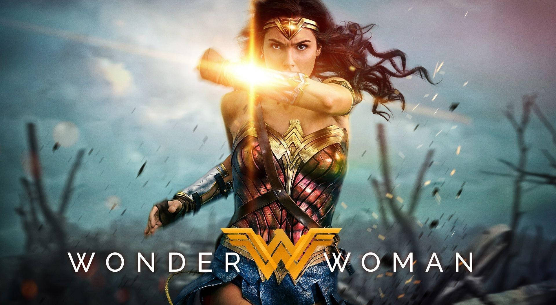 Wonder Woman 桌布 壁紙 — 神力女超人穿著金色盔甲，在暴風雨戰場背景下以動態戰鬥姿勢引導神聖能量。