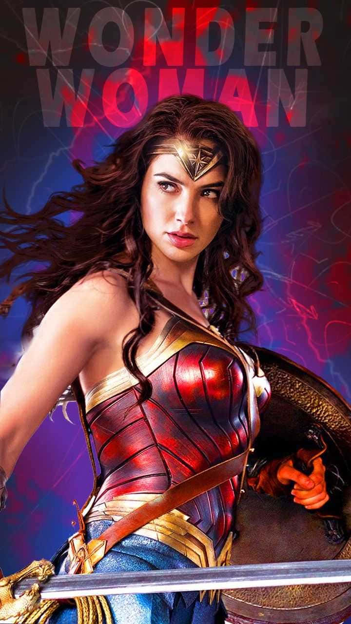 神力女超人 桌布 壁紙 — 神力女超人自信地站立，身穿標誌性的紅金藍盔甲，手持劍和盾牌，背景是充滿活力的紫色和紅色宇宙背景。