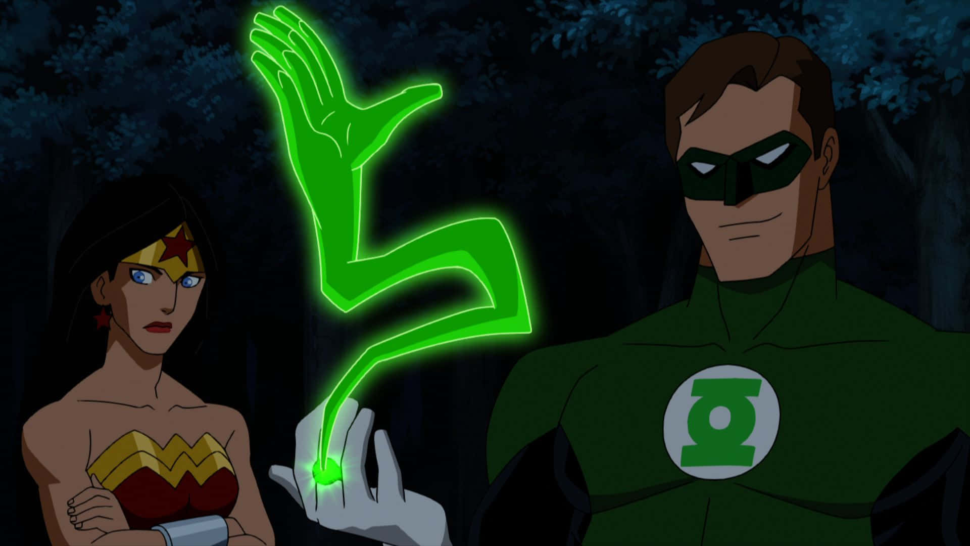 Justice League Doom 桌布 壁紙 — 神力女超人與綠光戰警站在黑暗的森林中，綠光戰警從手指投射出一個發光的綠色手掌。