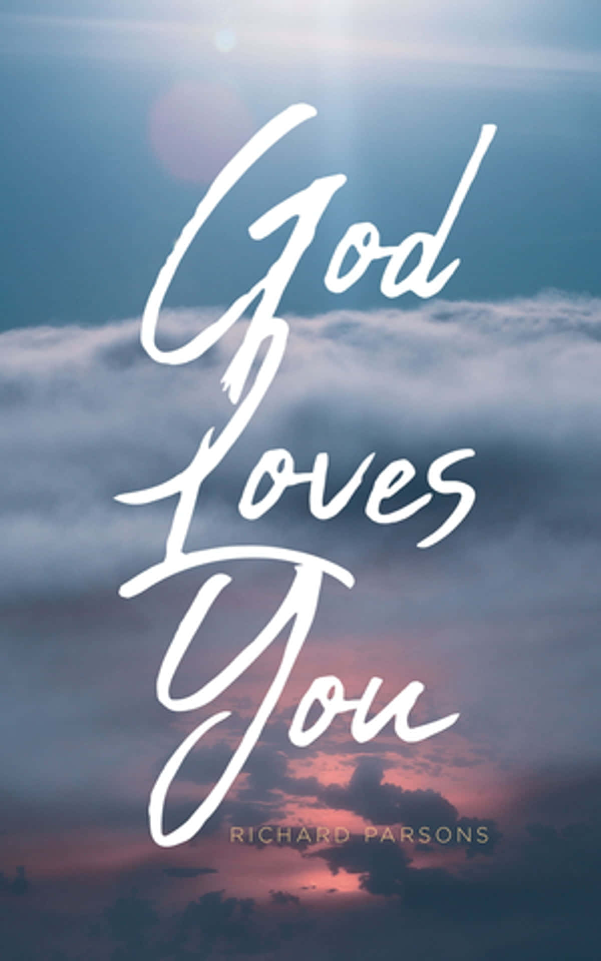 God Loves You 桌布 壁紙 — 「神愛你」這句話以白色字體在雲彩和日落色調的戲劇性天空下閃耀。
