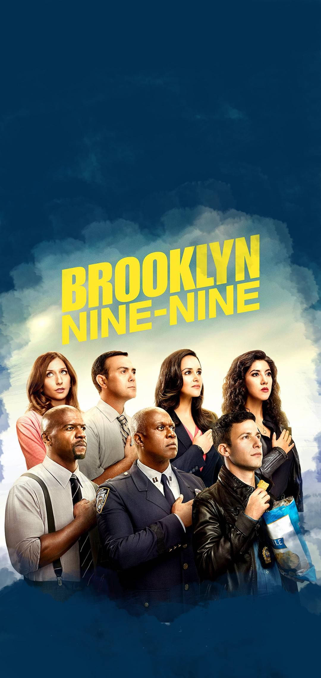 Brooklyn 桌布 壁紙 — 《神煩警察》七位演員站在戲劇性的多雲天空下，配以粗體黃色標題文字。