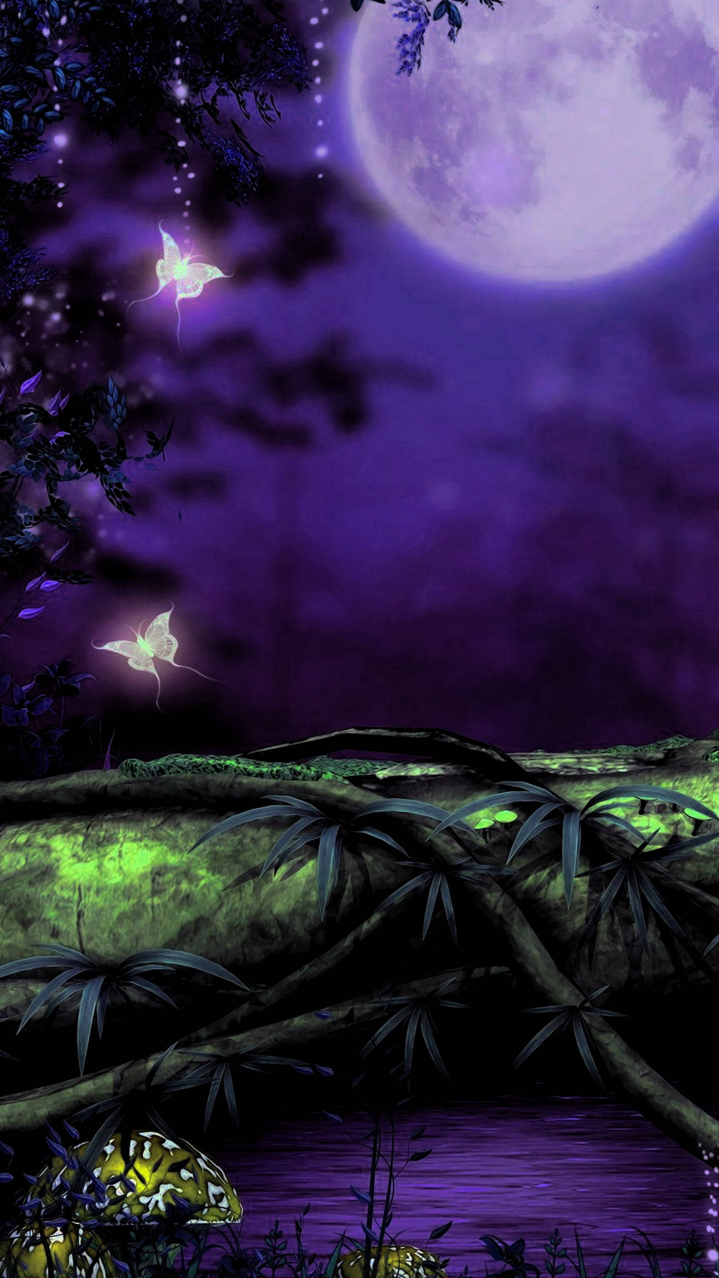 森林 桌布 壁紙 — 神秘的紫色夜景，有發光的蝴蝶、滿月，以及黑暗樹木下的生物發光苔蘚。