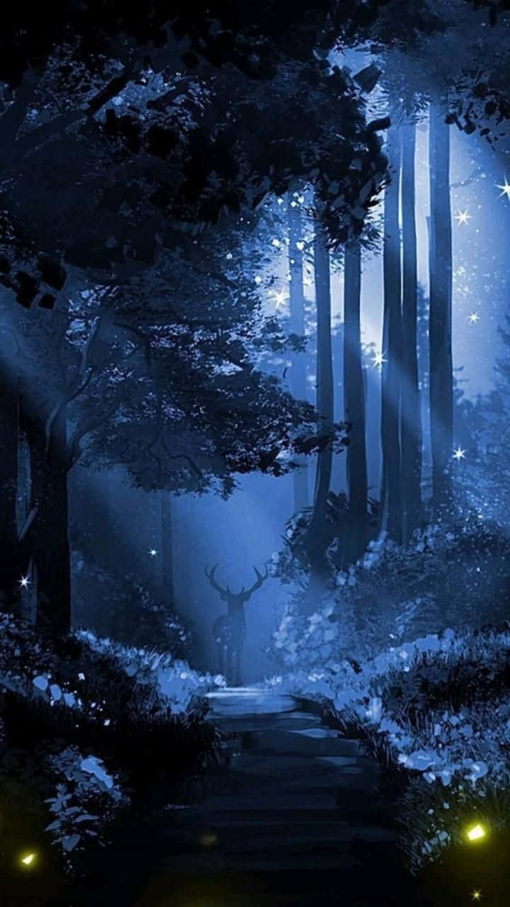 Cool Deer 桌布 壁紙 — 神秘的藍色夜晚森林，一頭發光的鹿站在星光和月光下的小徑上。