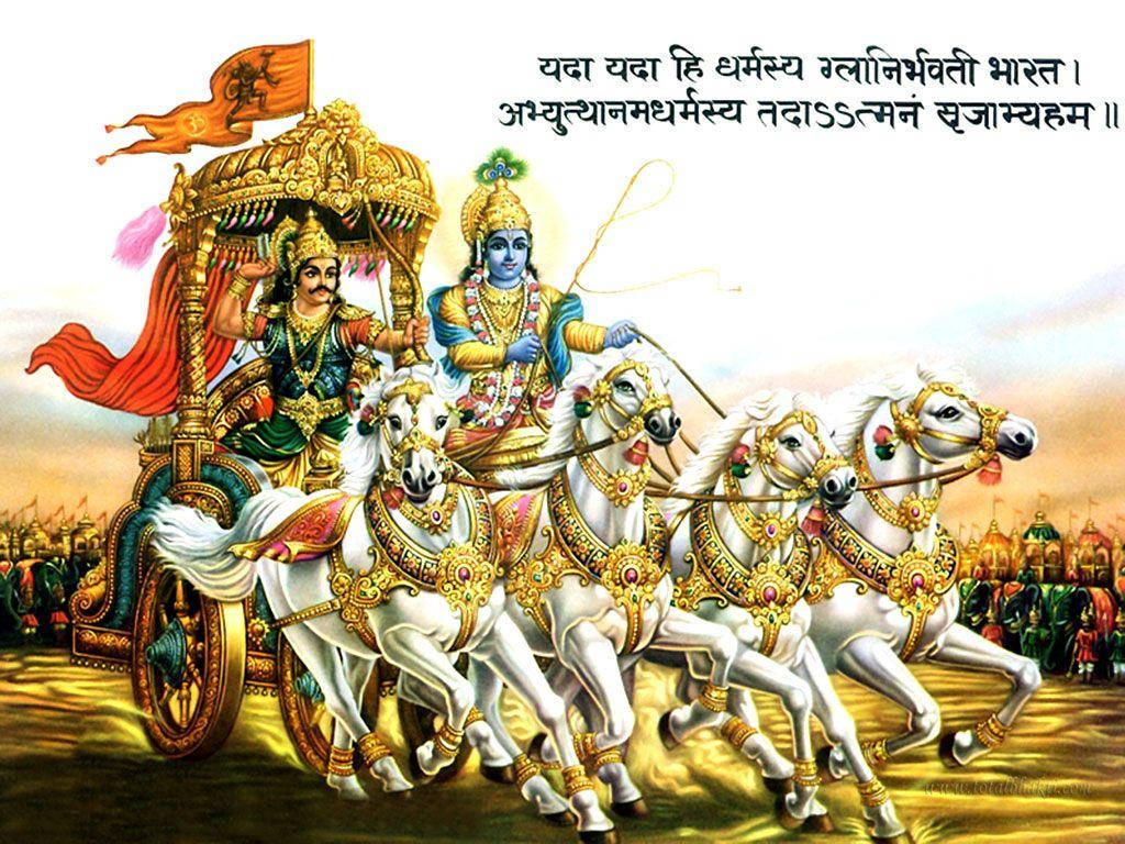 Mahabharat Krishna 桌布 壁紙 — 神聖人物乘坐由四匹白馬拉動的金色戰車，在溫暖的天空下穿越戰場。